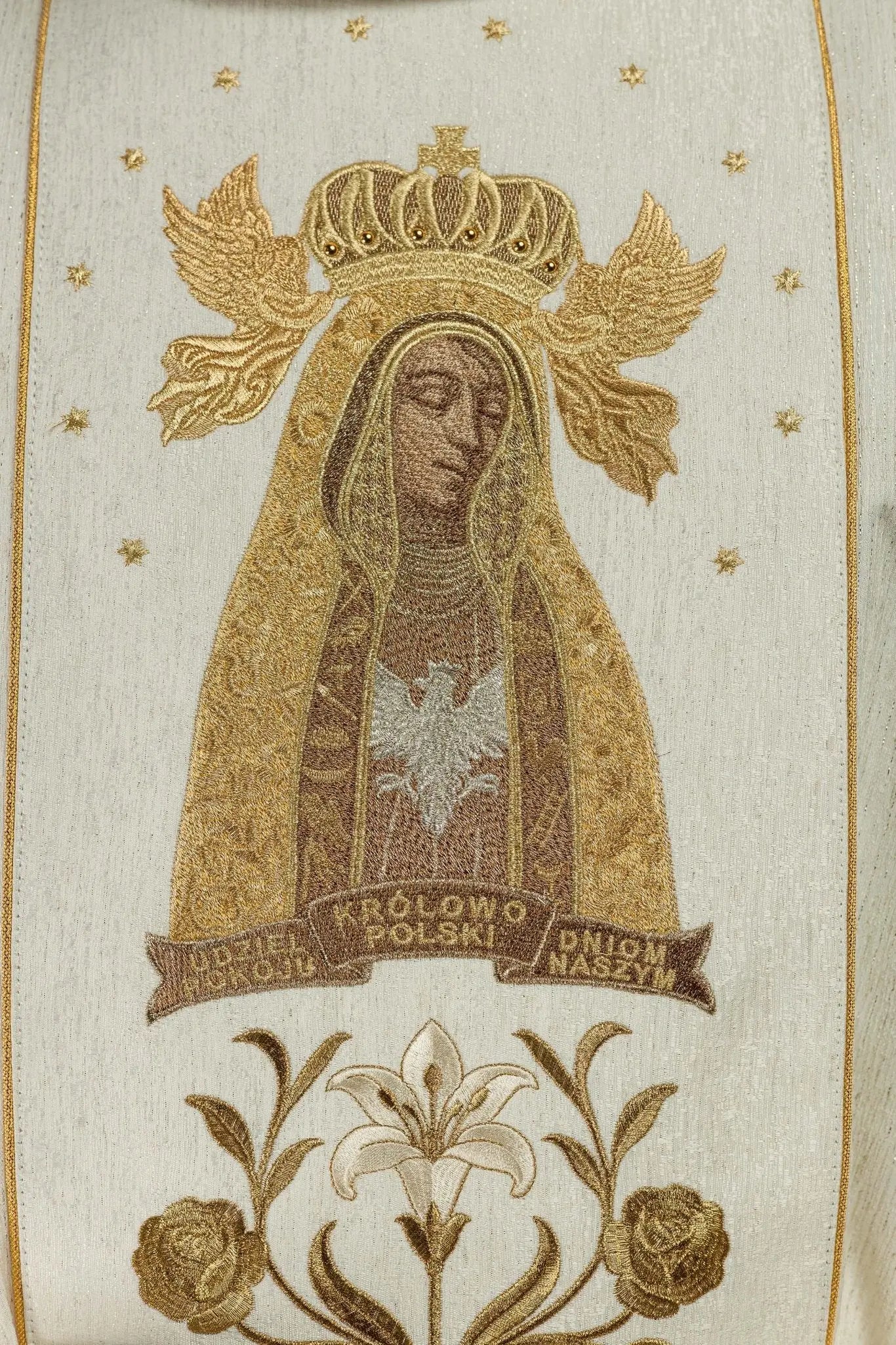 Casulla bordada en oro con imagen de Nuestra Señora de Lichen