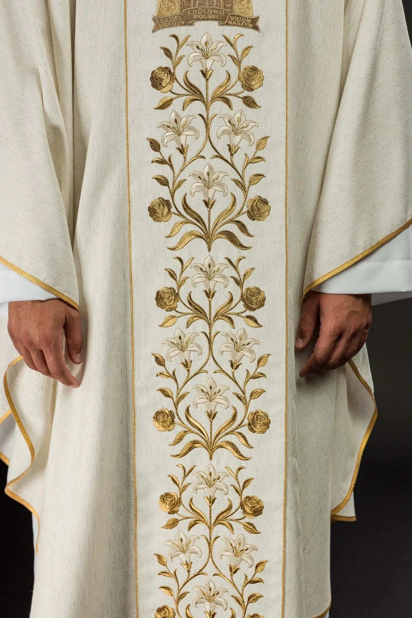 Casulla bordada en oro con imagen de Nuestra Señora de Lichen