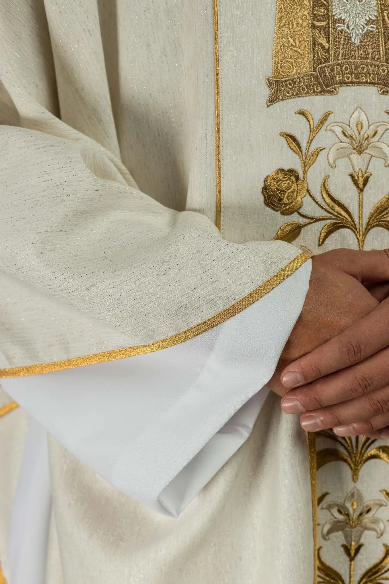 Casulla bordada en oro con imagen de Nuestra Señora de Lichen