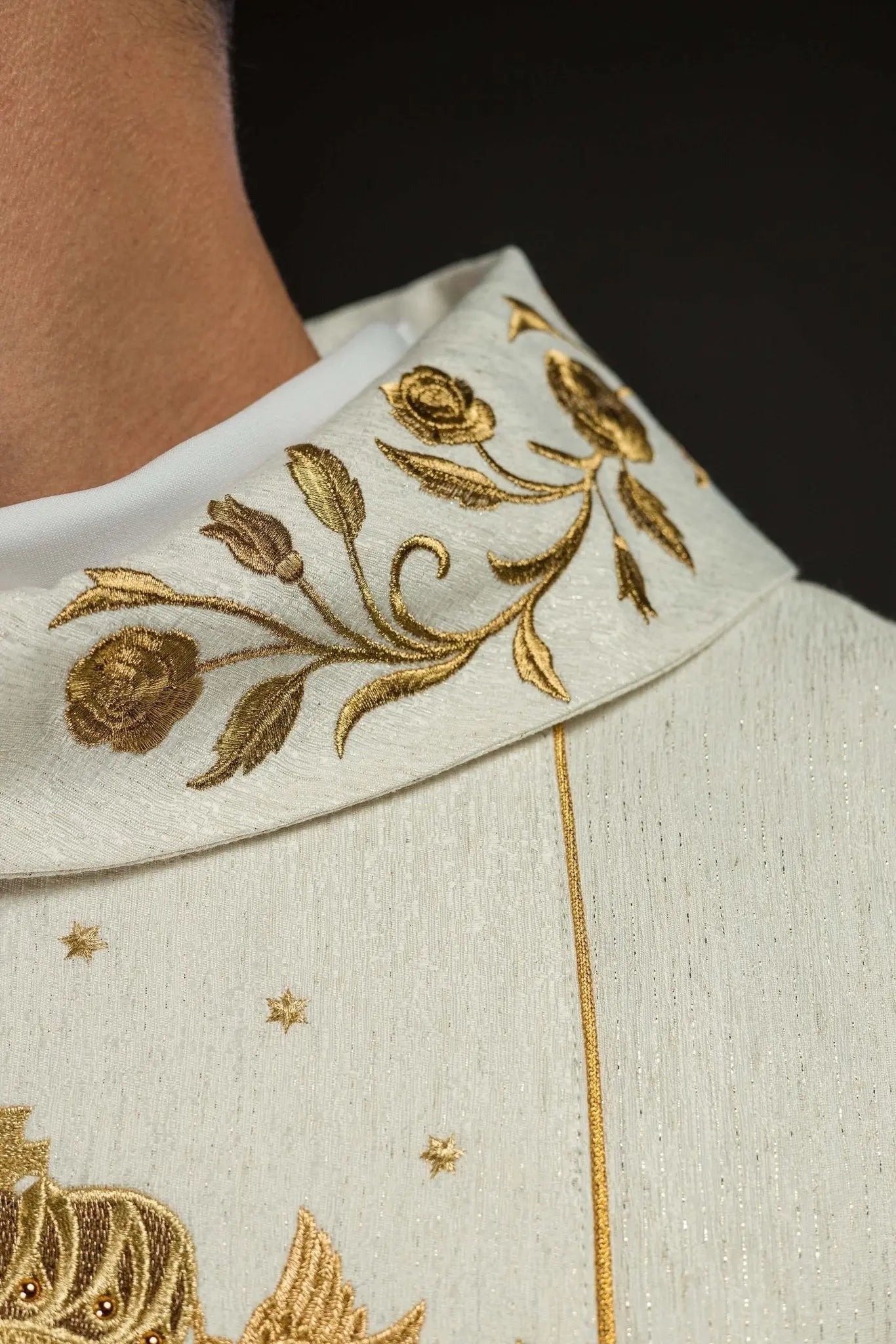Casulla bordada en oro con imagen de Nuestra Señora de Lichen