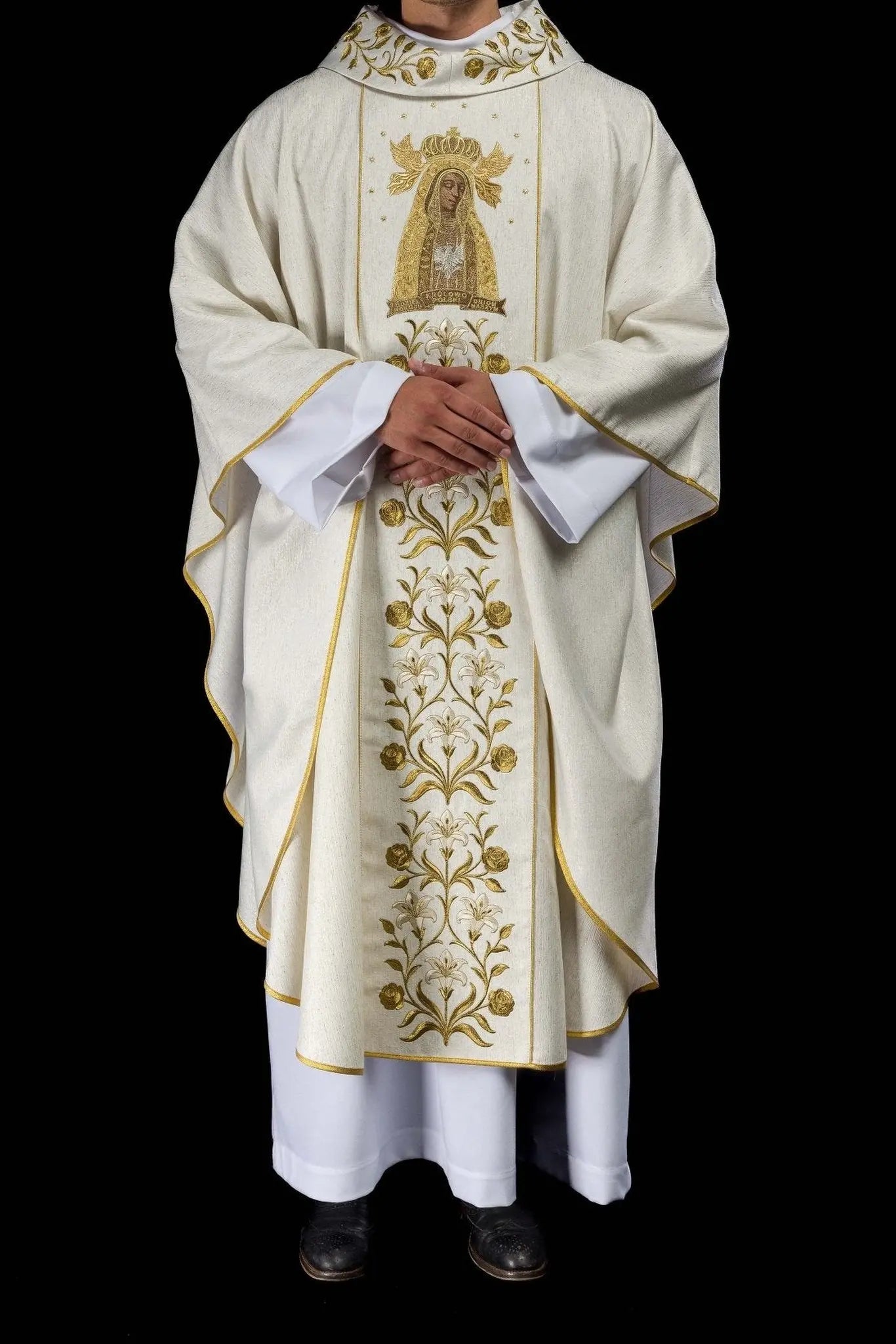 Casulla bordada en oro con imagen de Nuestra Señora de Lichen