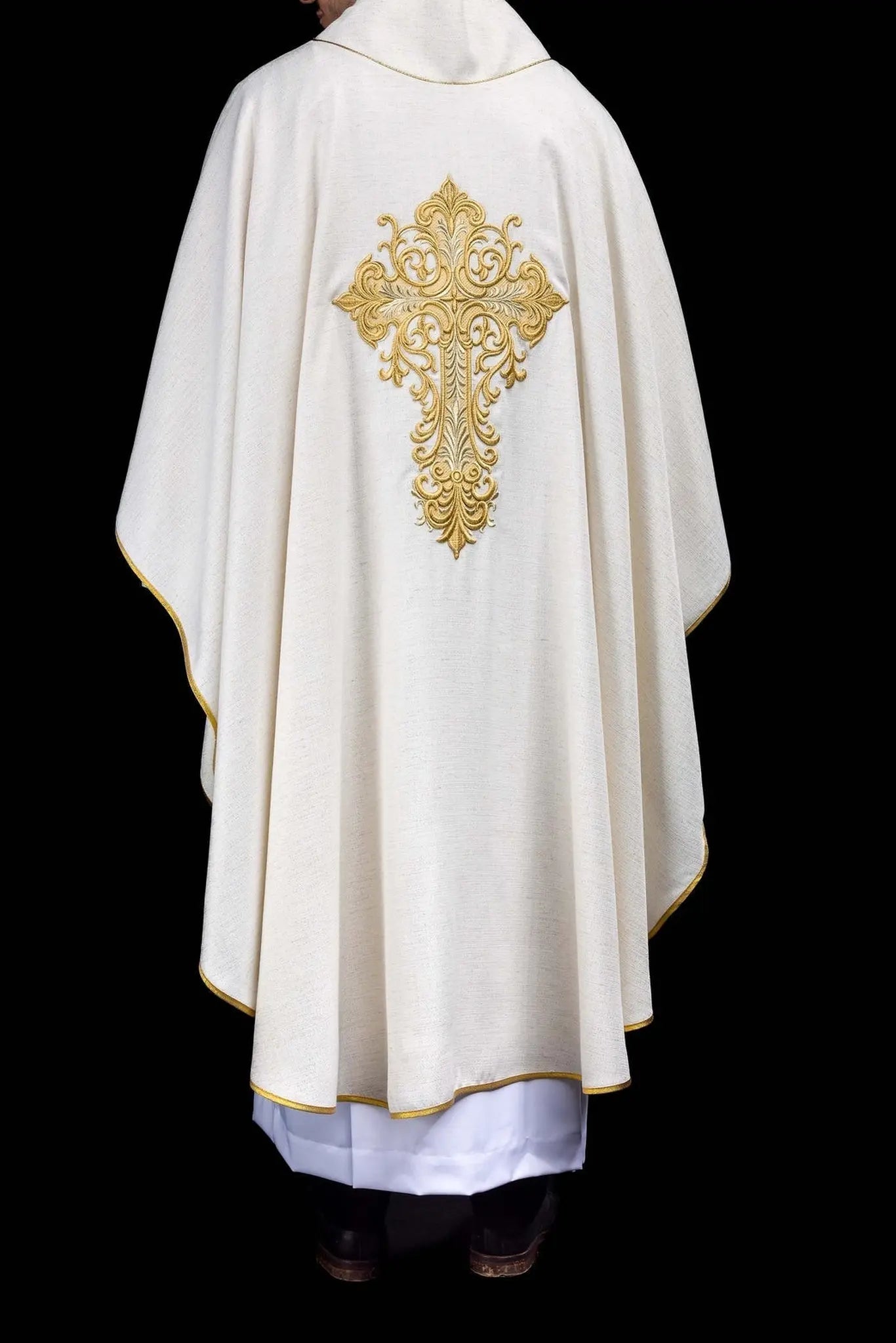 Embroidered chasuble with the image of the Merciful Jesus ecru