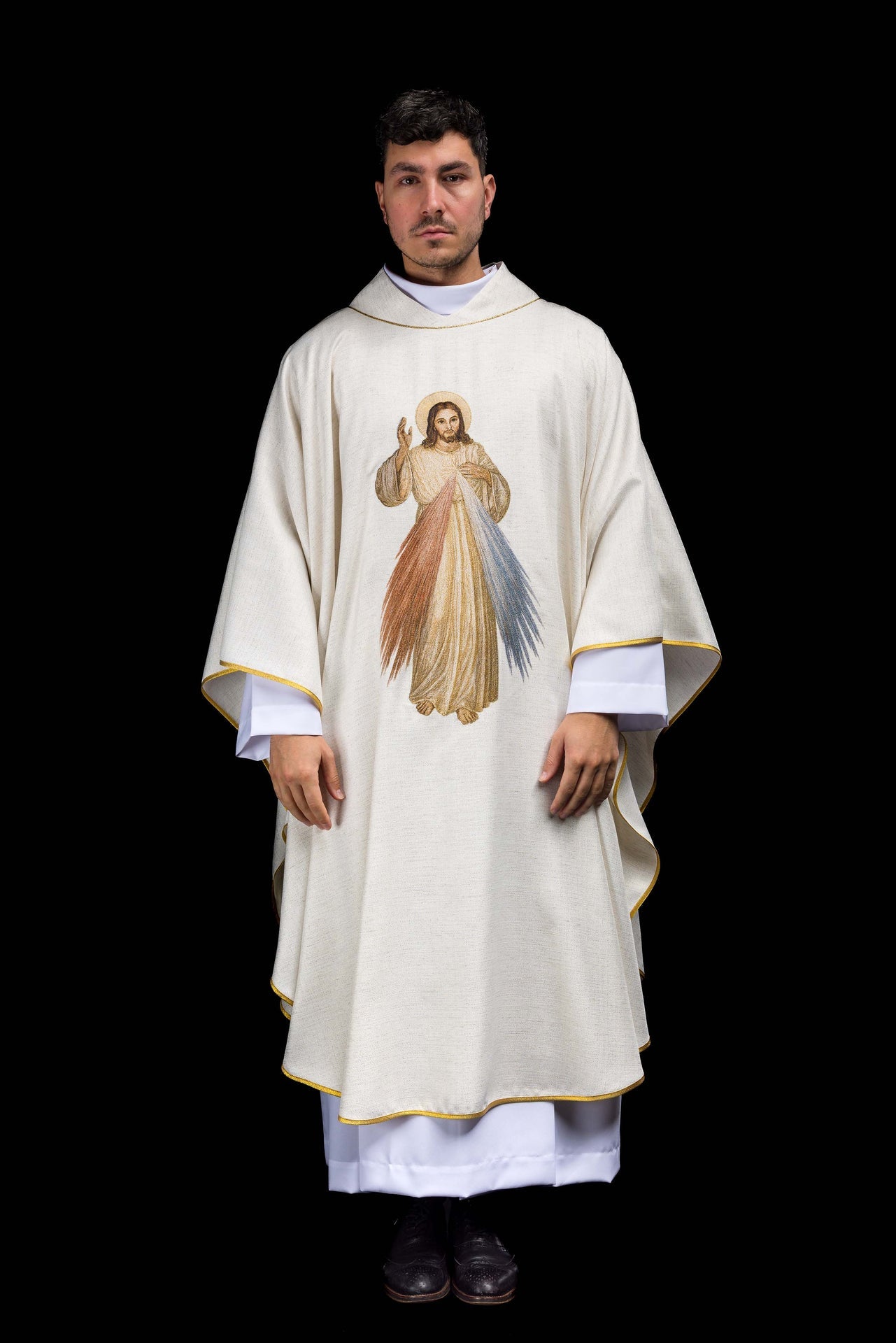 Ornat haftowany z wizerunkiem Jezusa Miłosiernego ecru - ORNATY.PL
