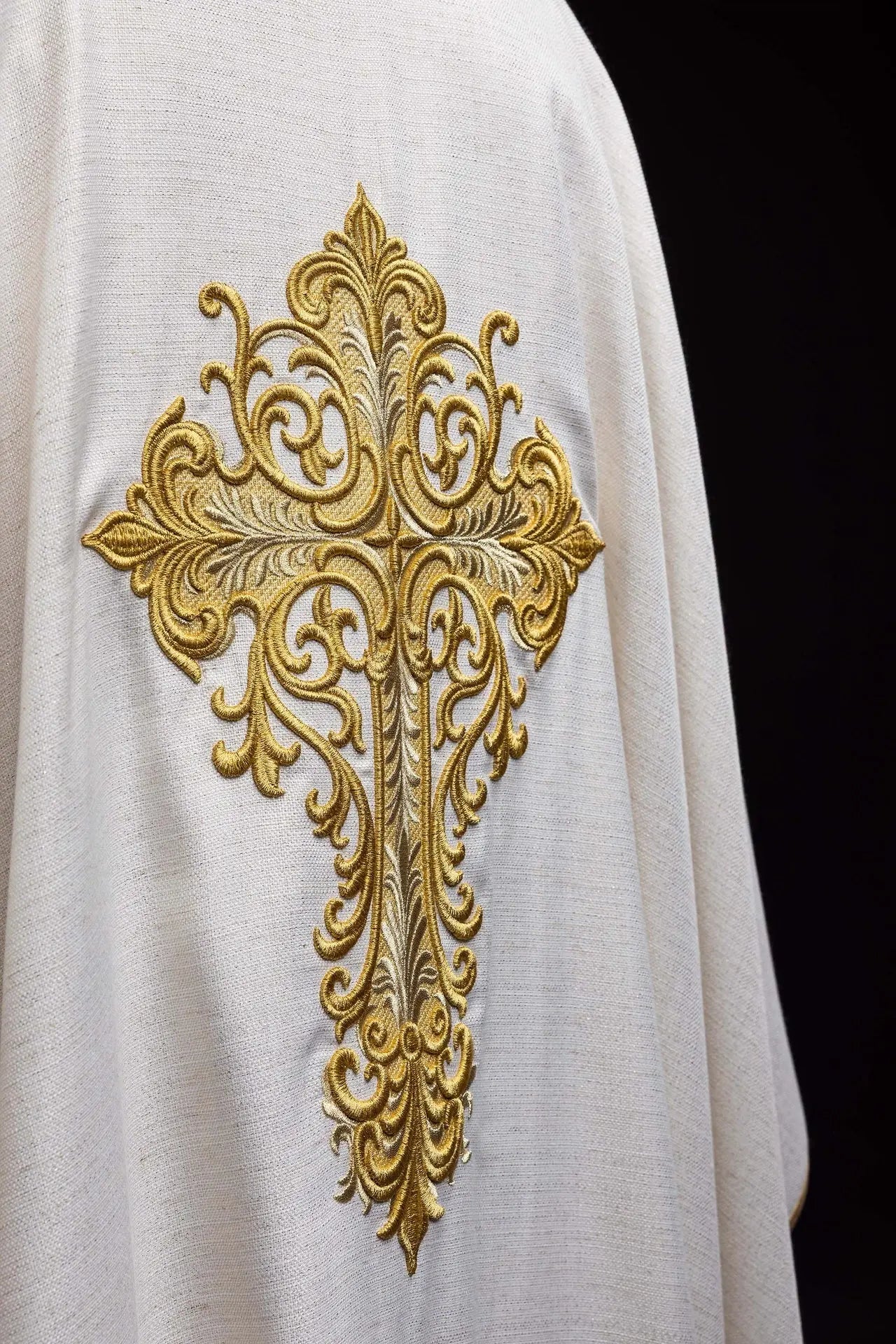 Embroidered chasuble with the image of the Merciful Jesus ecru