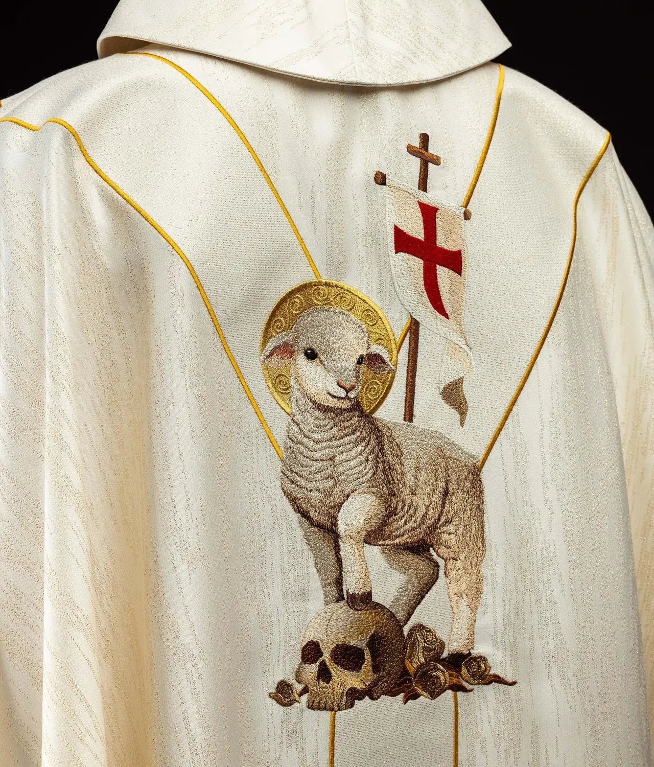 Casulla blanca con bordado de Cristo resucitado y cordero pascual