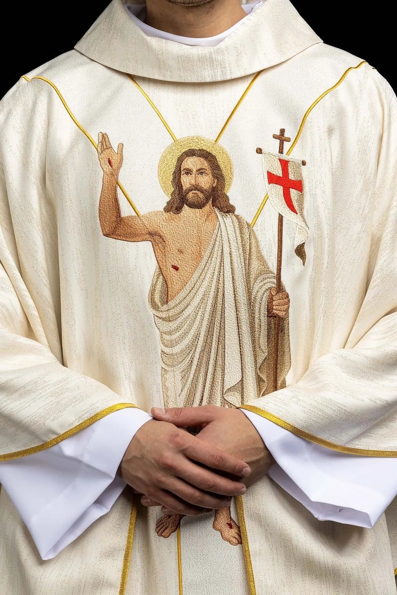 Casulla blanca con bordado de Cristo resucitado y cordero pascual