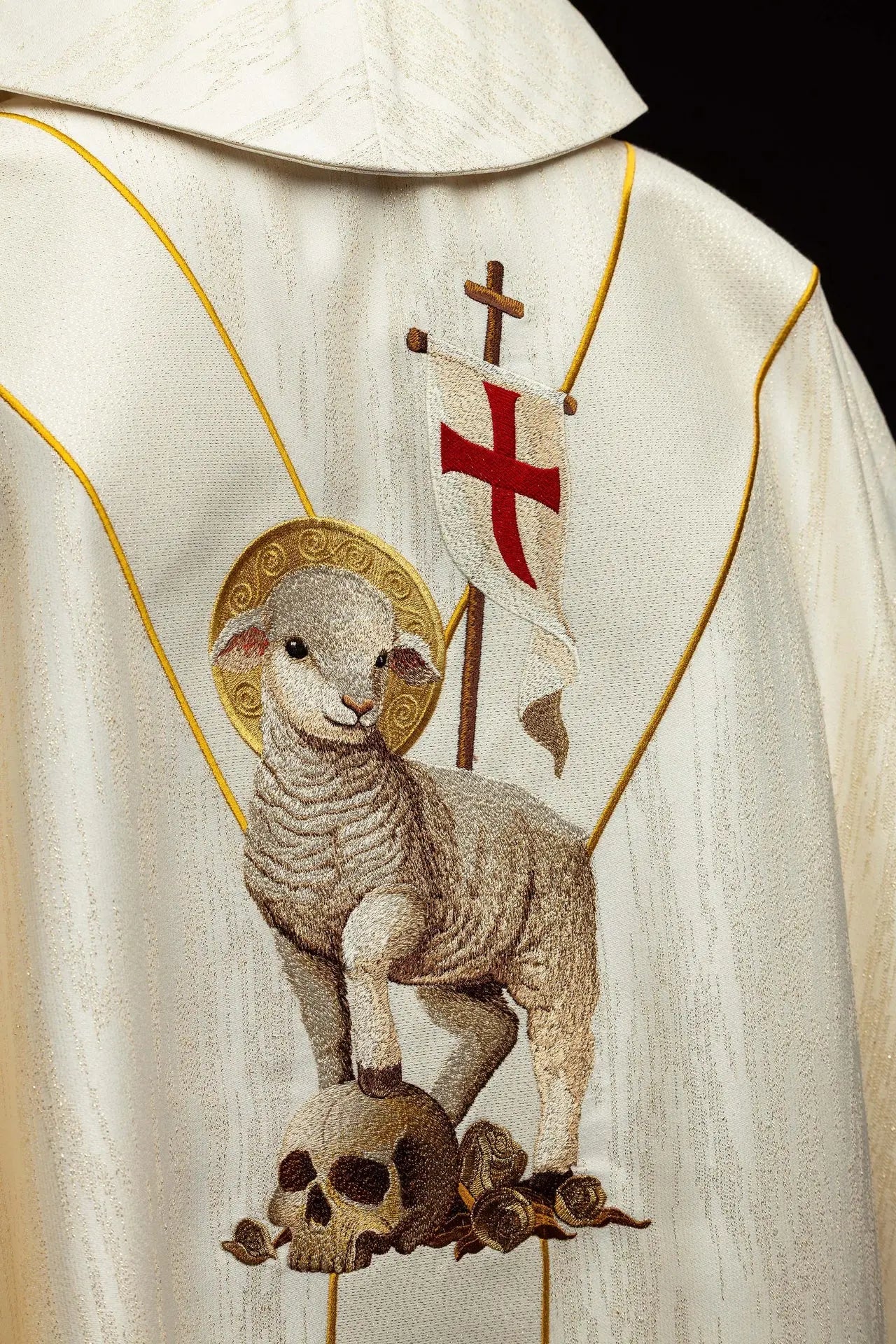 Casulla blanca con bordado de Cristo resucitado y cordero pascual