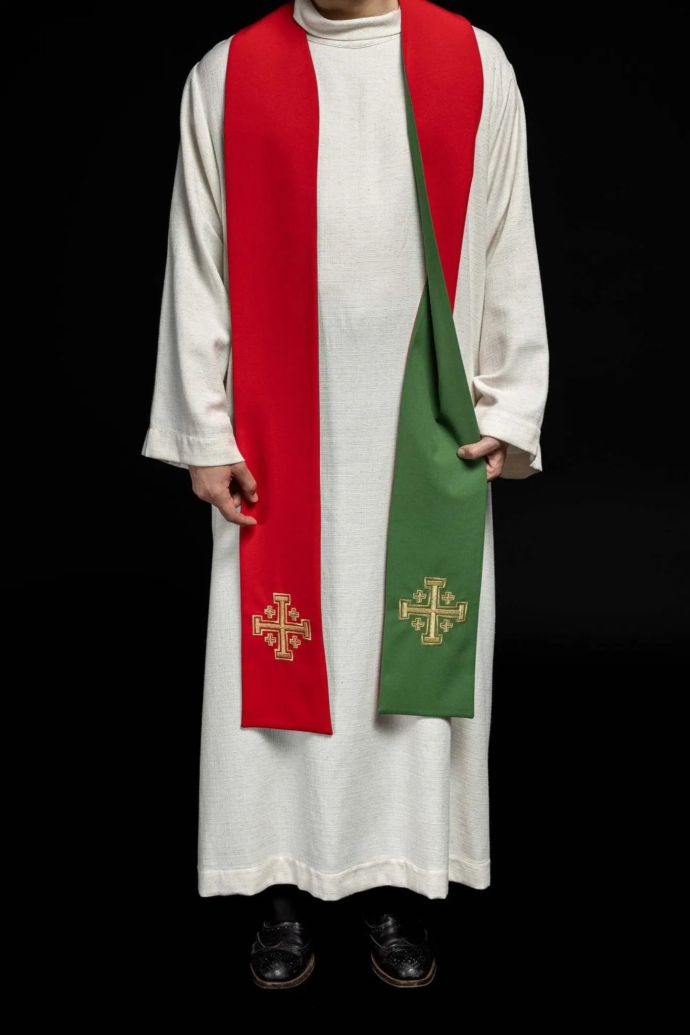 Estola de sacerdote bordada por ambos lados verde y roja con cruz de Jerusalén