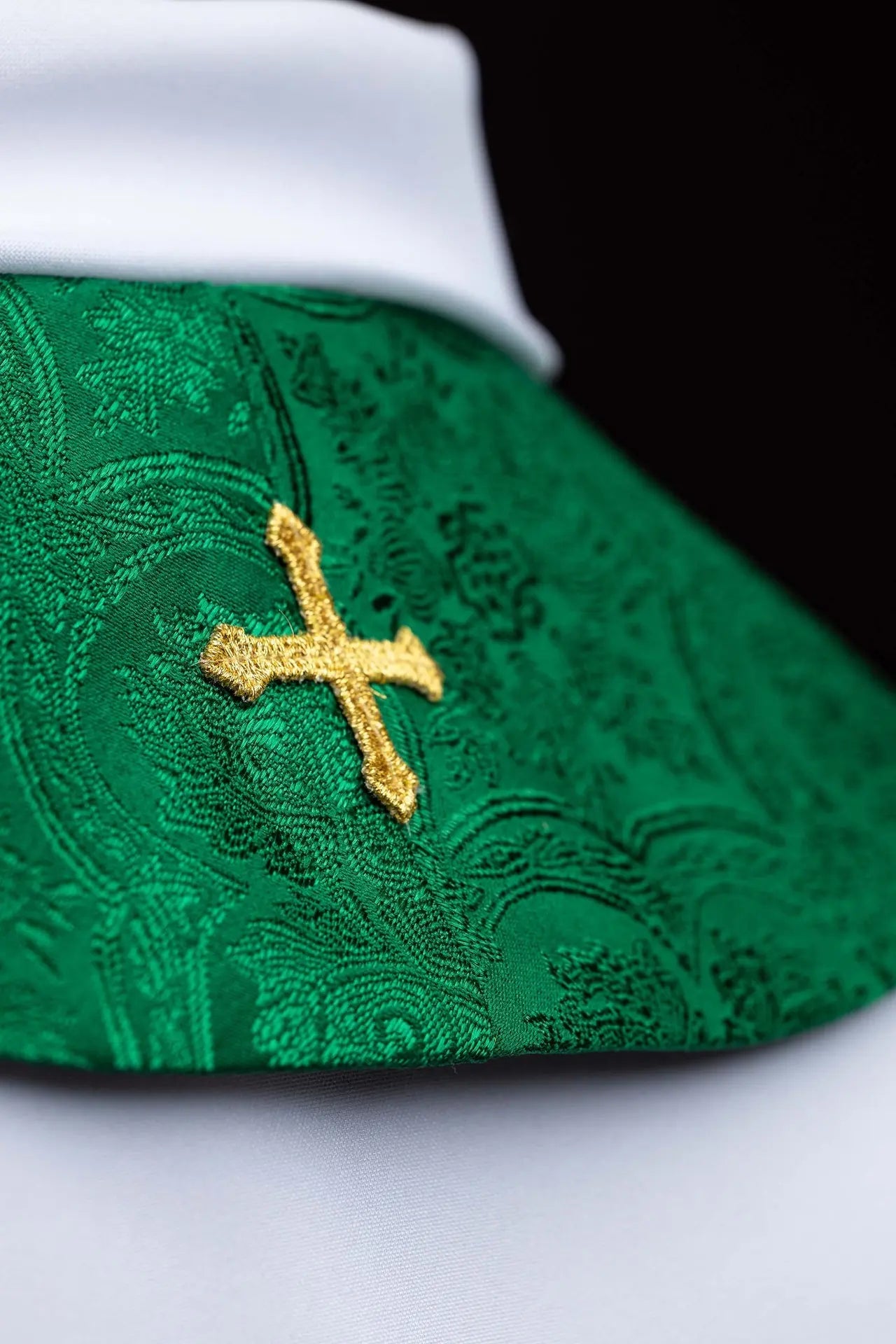 Estola verde de jacquard con bordado de cruz dorada