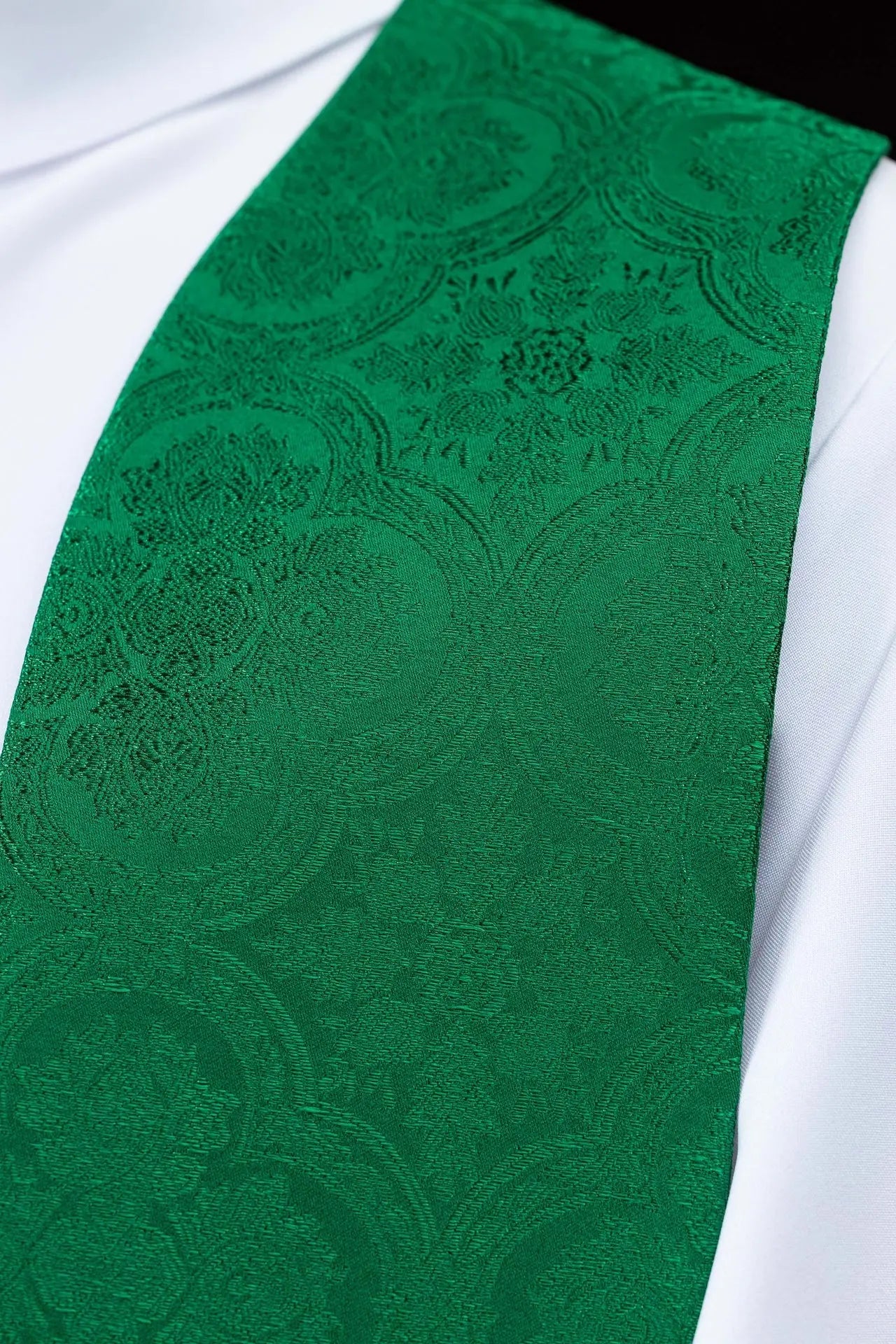 Estola verde de jacquard con bordado de cruz dorada