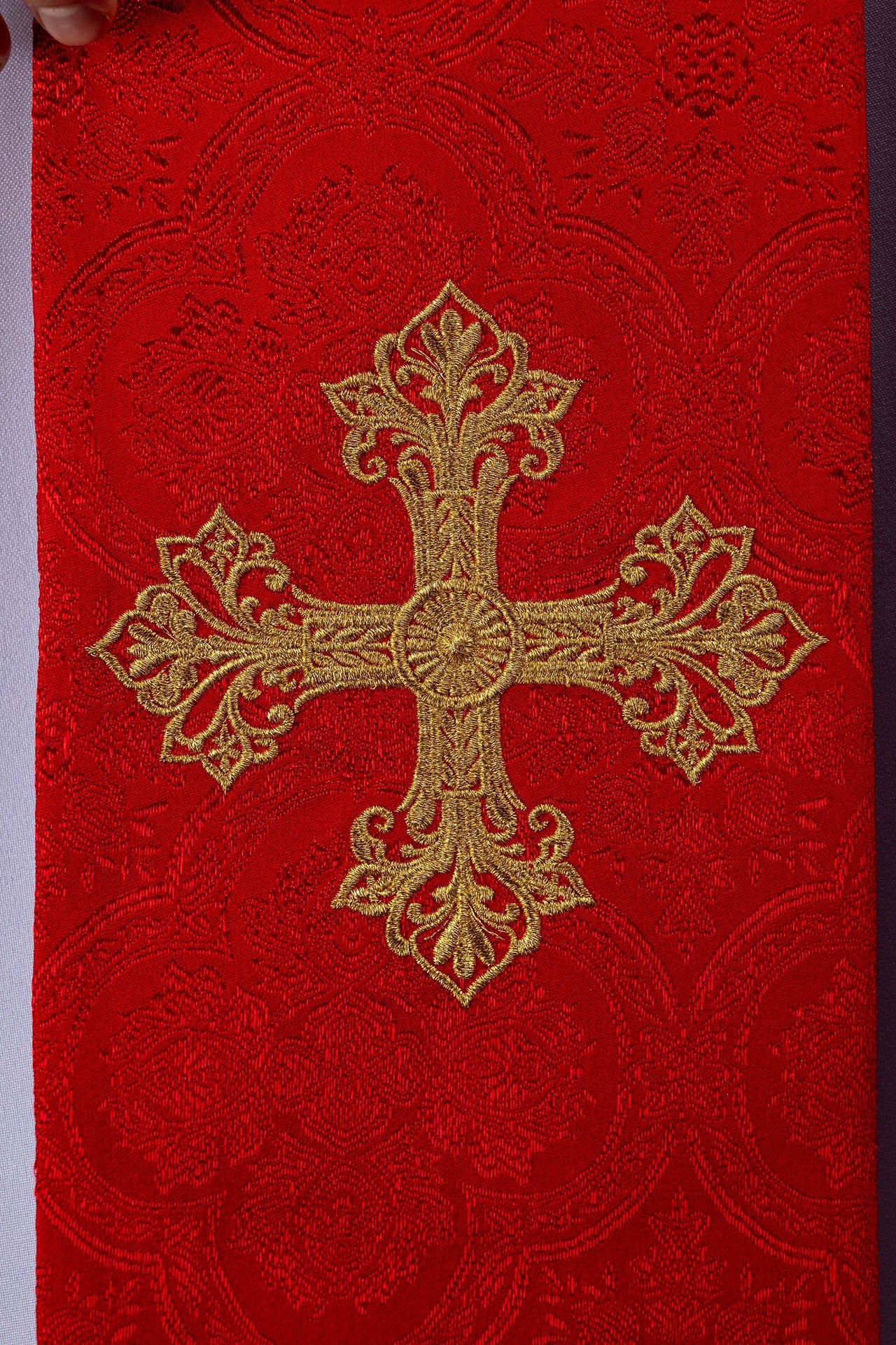 Stuła haftowana z motywem Krzyża czerwona tkanina żakardowa - ORNATY.PL