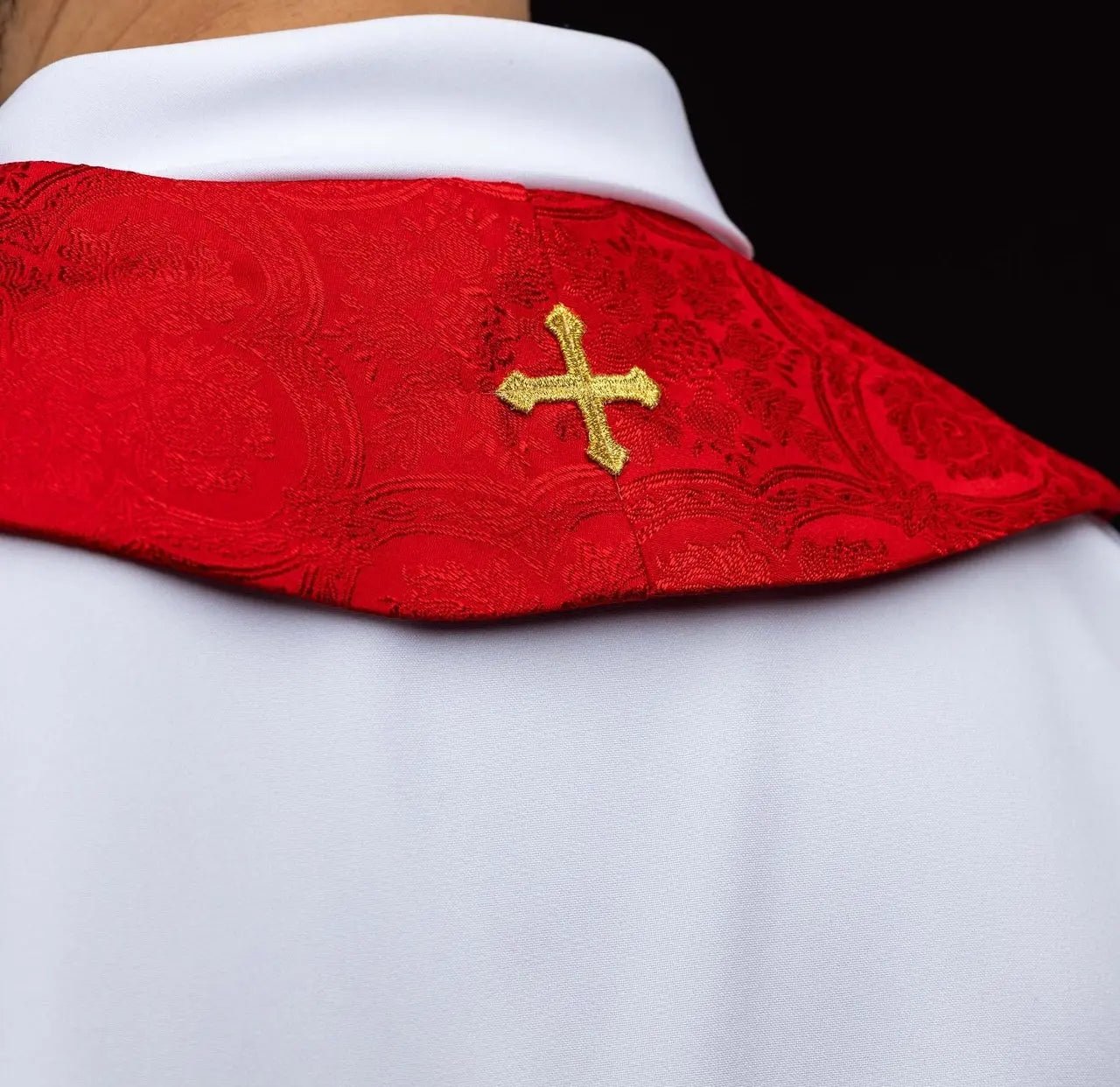 Estola roja de jacquard con bordado de cruz dorada