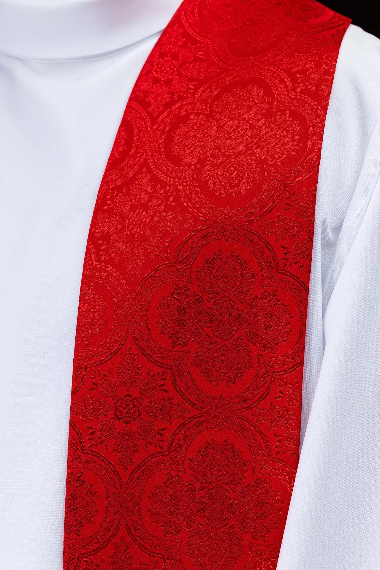 Estola roja de jacquard con bordado de cruz dorada