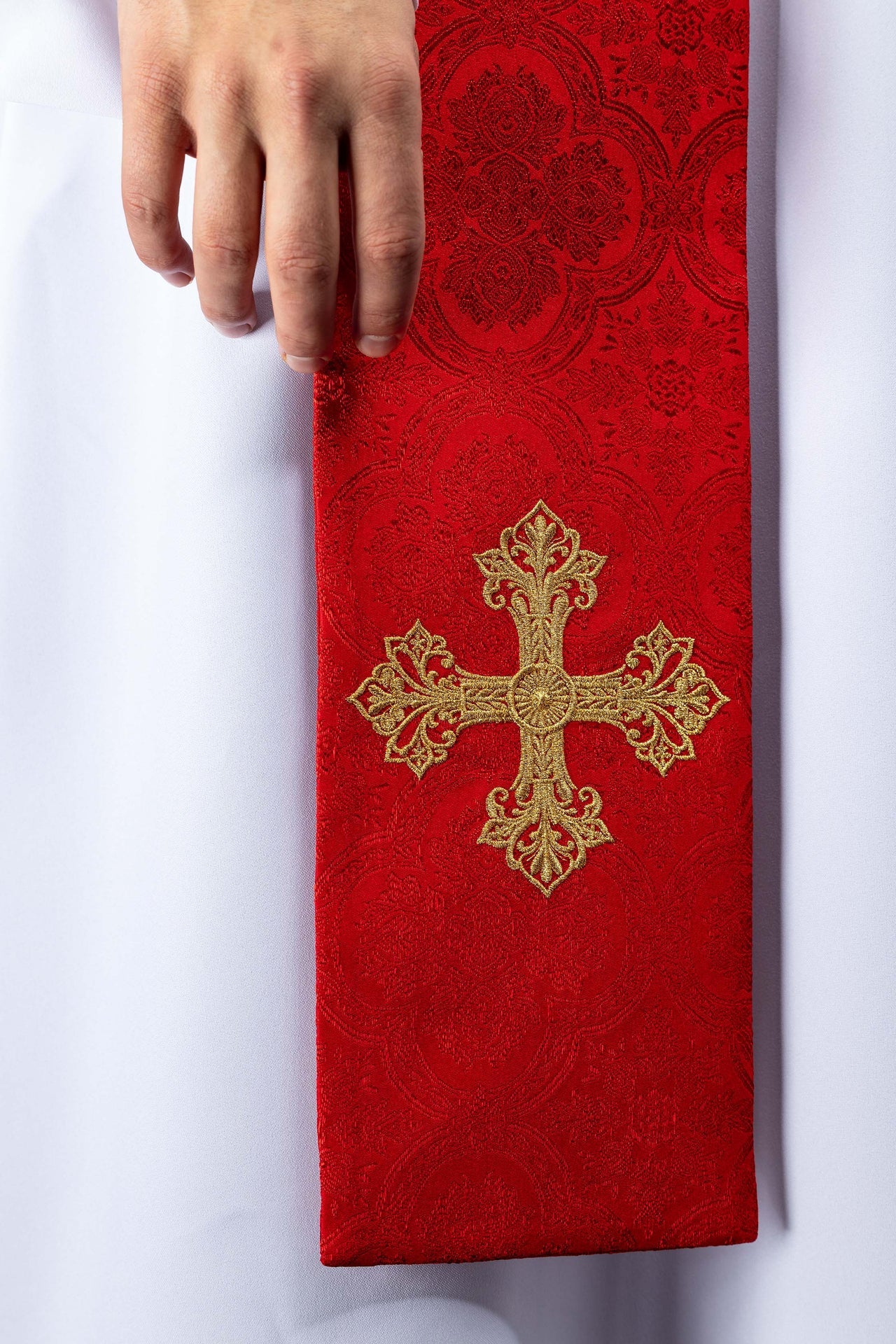 Stuła haftowana z motywem Krzyża czerwona tkanina żakardowa - ORNATY.PL