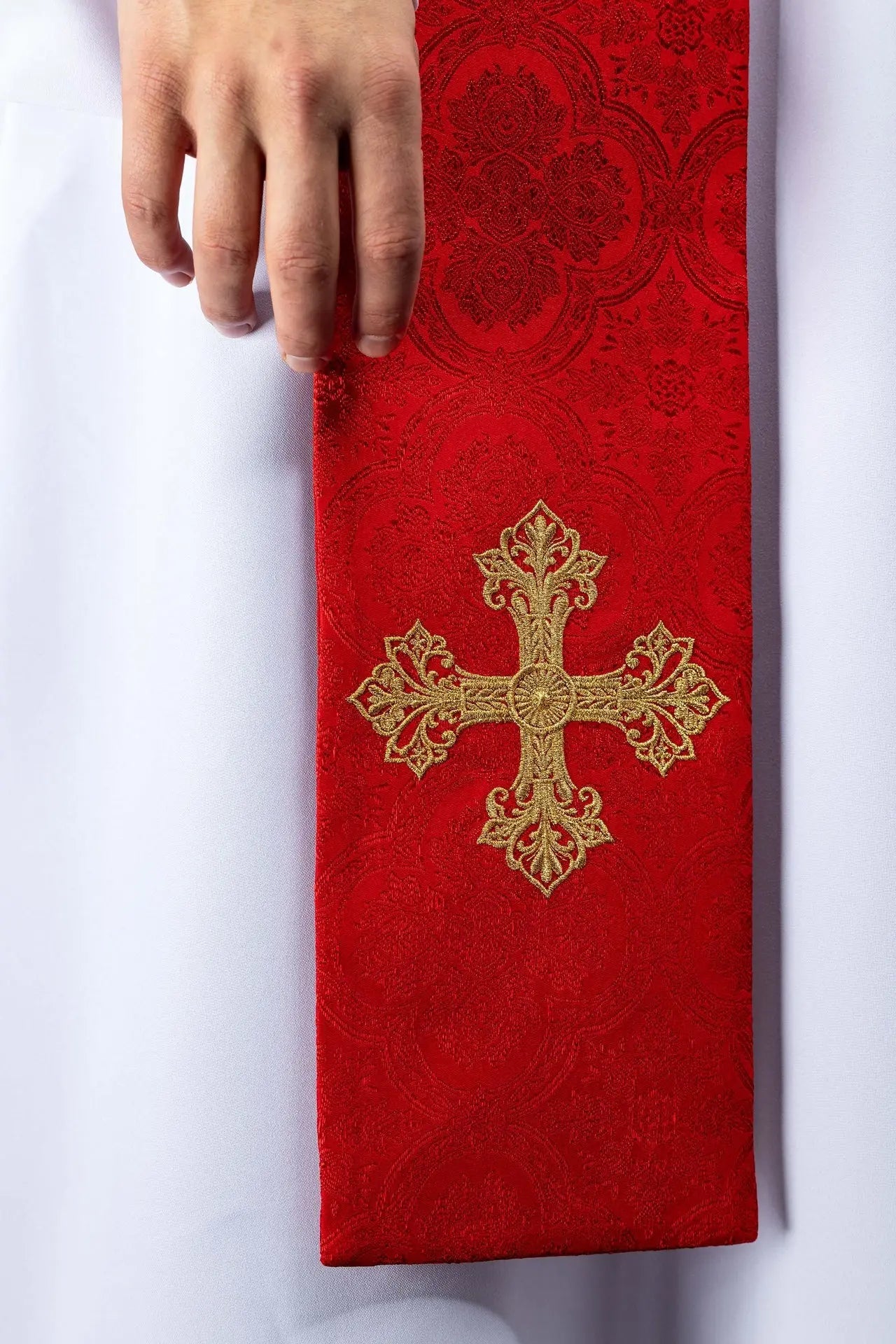 Estola roja de jacquard con bordado de cruz dorada