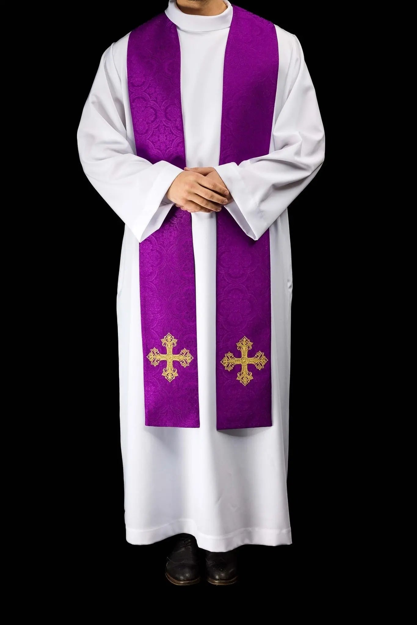 Estola de Jacquard Morada con Bordado de Cruz Dorada