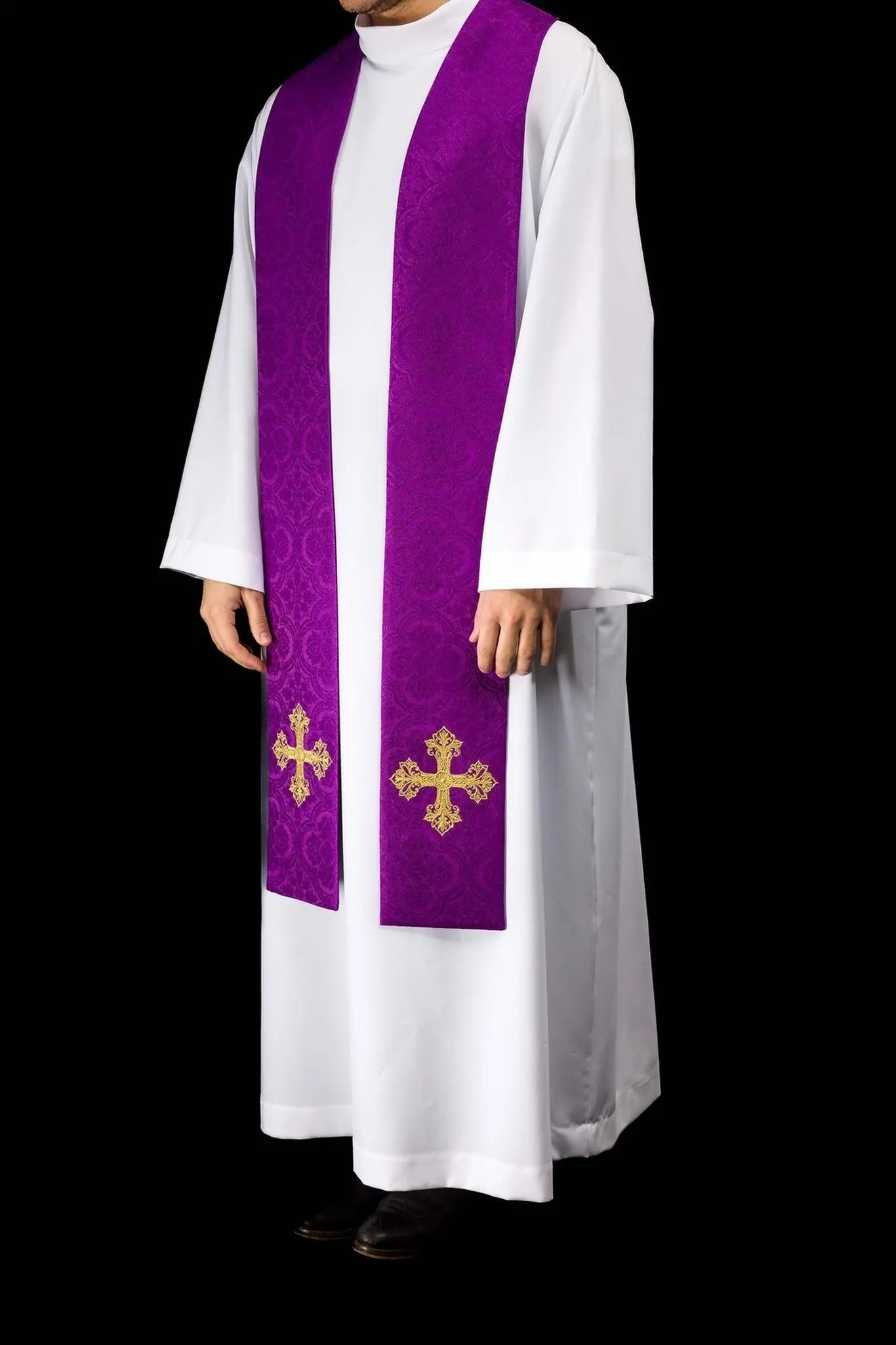 Estola de Jacquard Morada con Bordado de Cruz Dorada