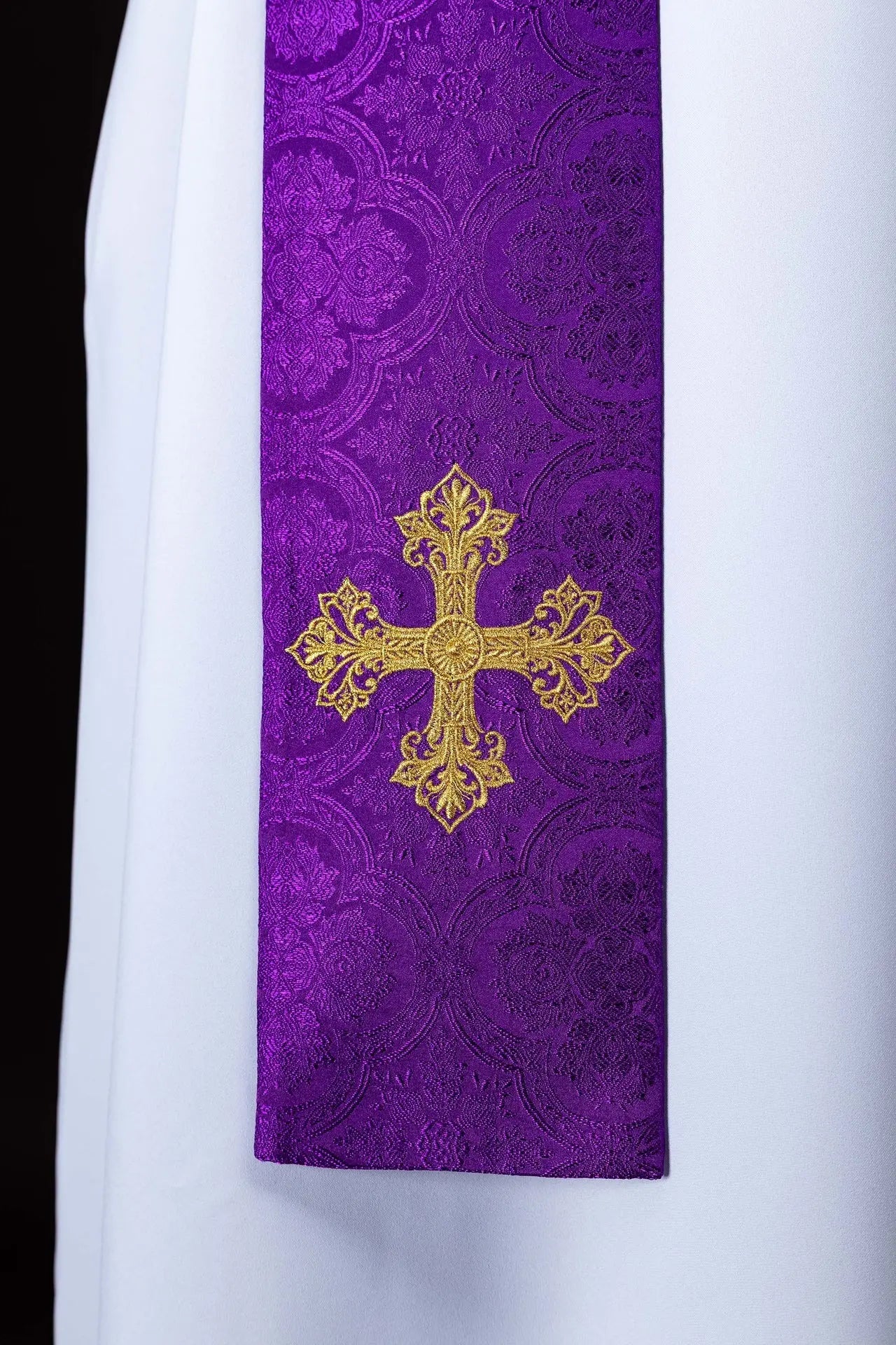 Estola de Jacquard Morada con Bordado de Cruz Dorada