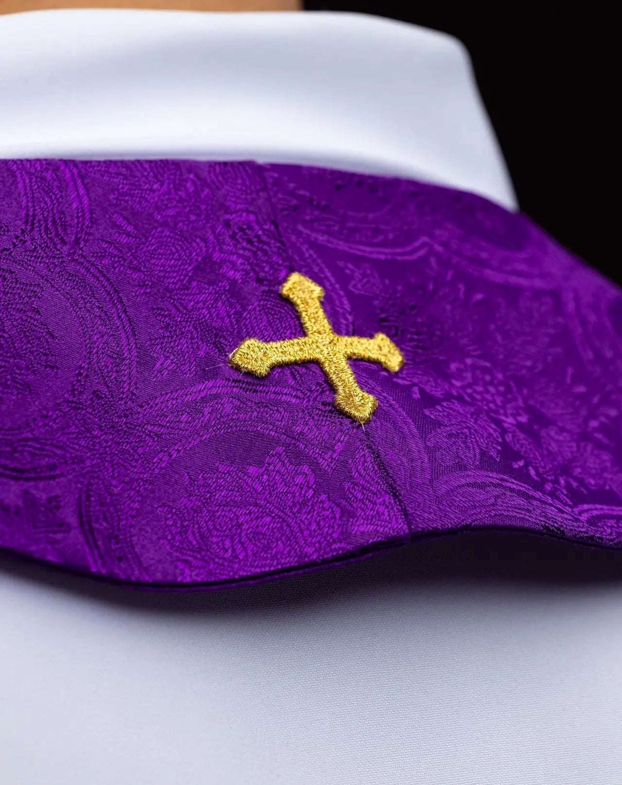 Estola de Jacquard Morada con Bordado de Cruz Dorada