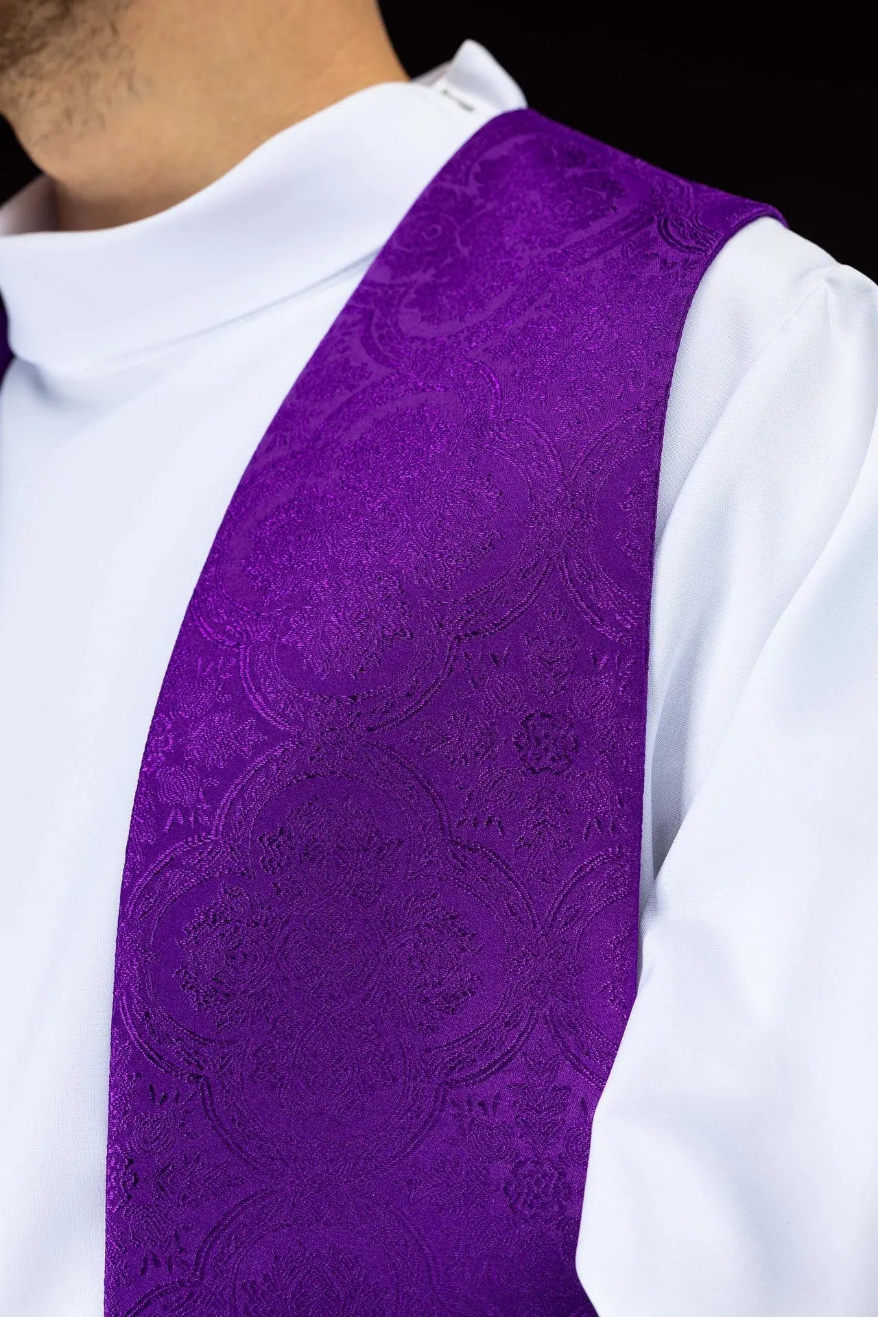 Estola de Jacquard Morada con Bordado de Cruz Dorada
