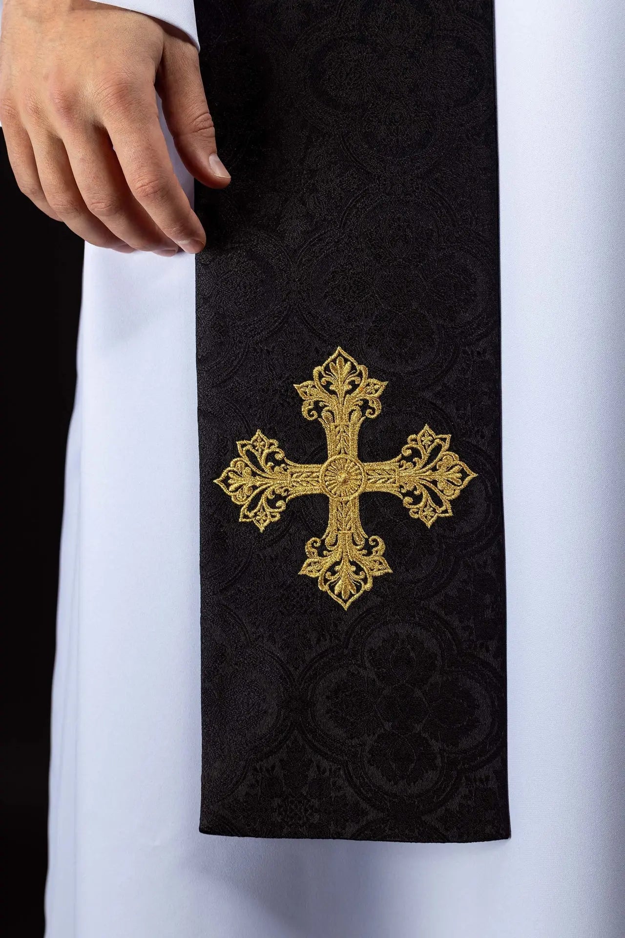 Estola negra de jacquard con bordado de cruz dorada