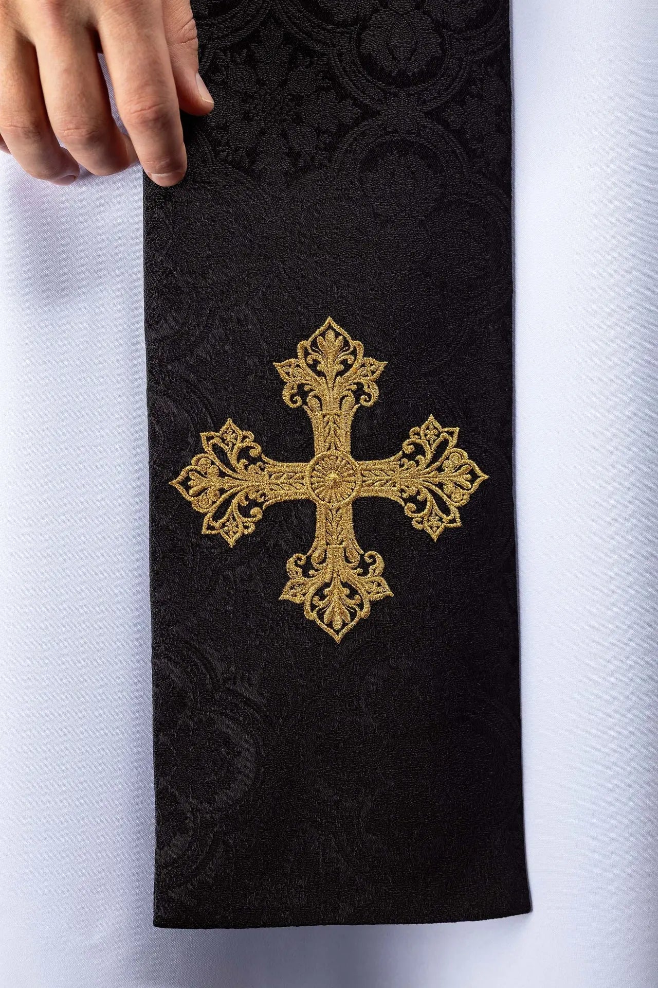 Estola negra de jacquard con bordado de cruz dorada