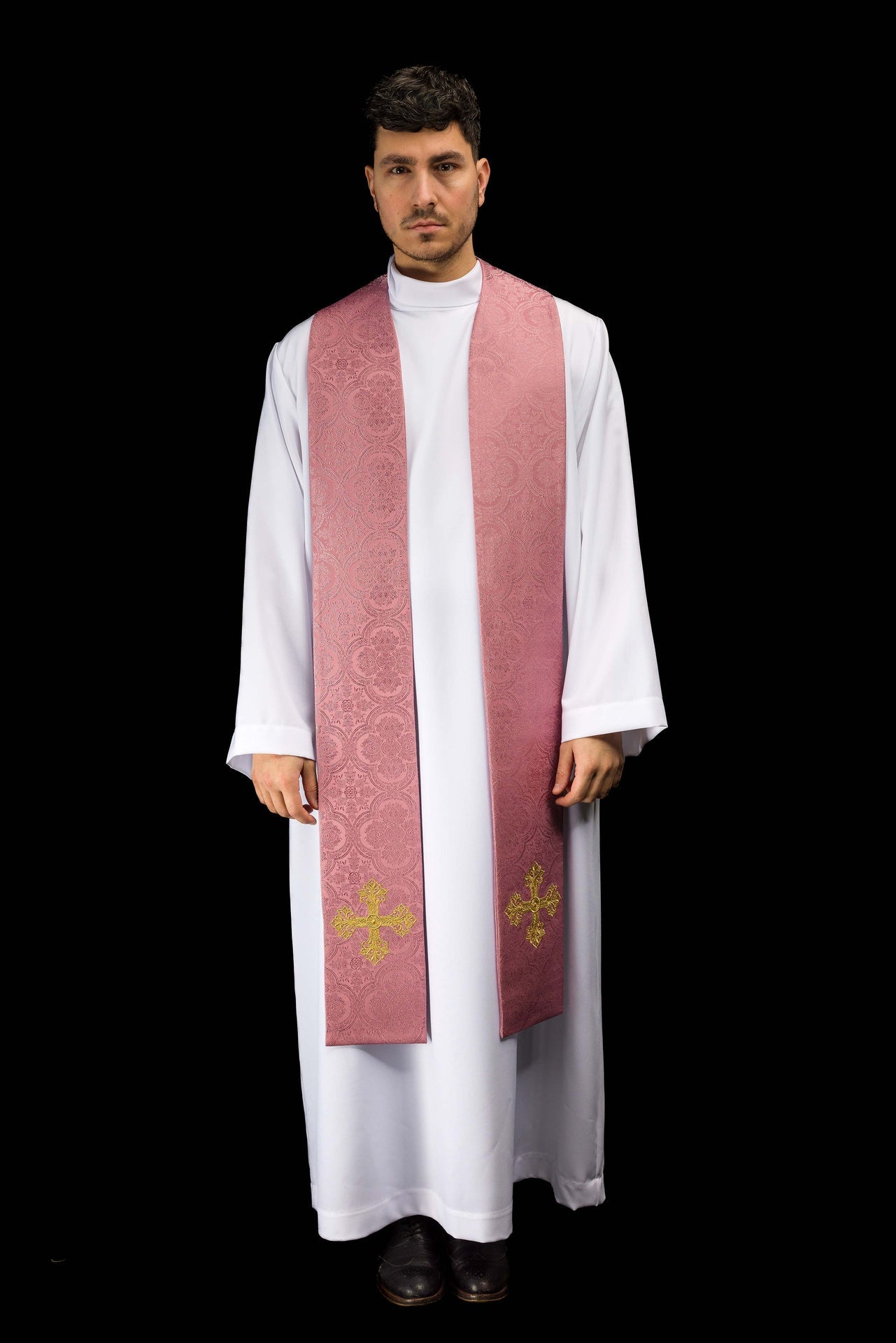 Stuła haftowana z motywem Krzyża różowa tkanina żakardowa - ORNATY.PL