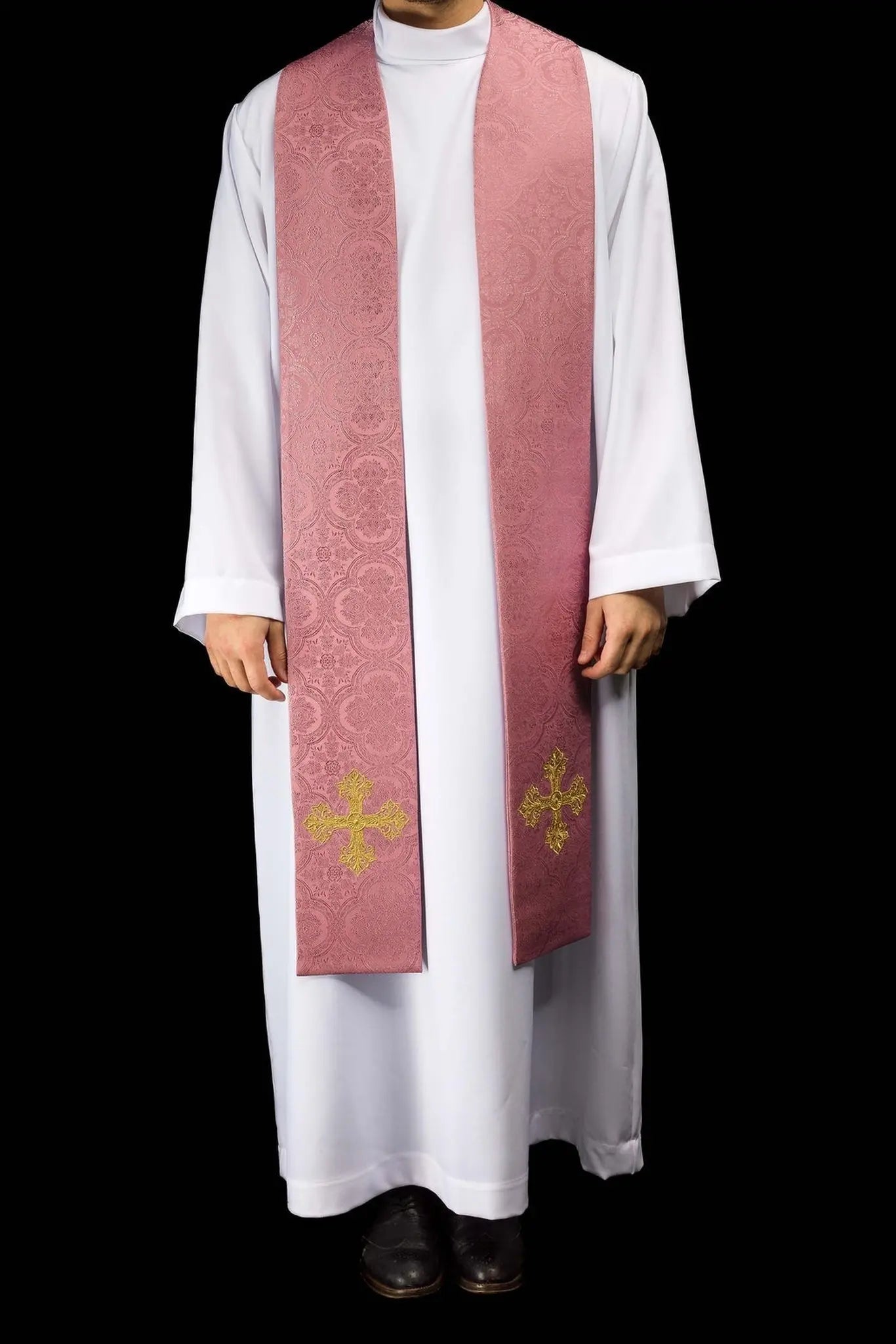 Estola rosa de jacquard con bordado de cruz dorada