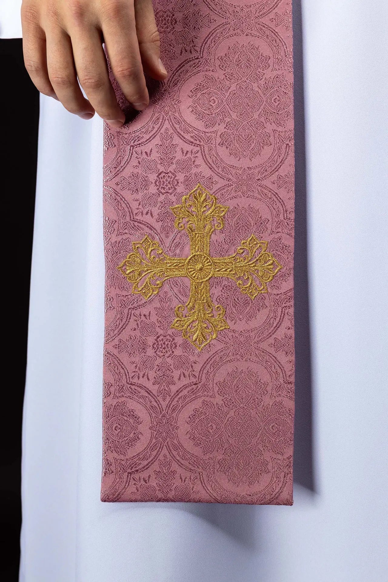 Estola rosa de jacquard con bordado de cruz dorada
