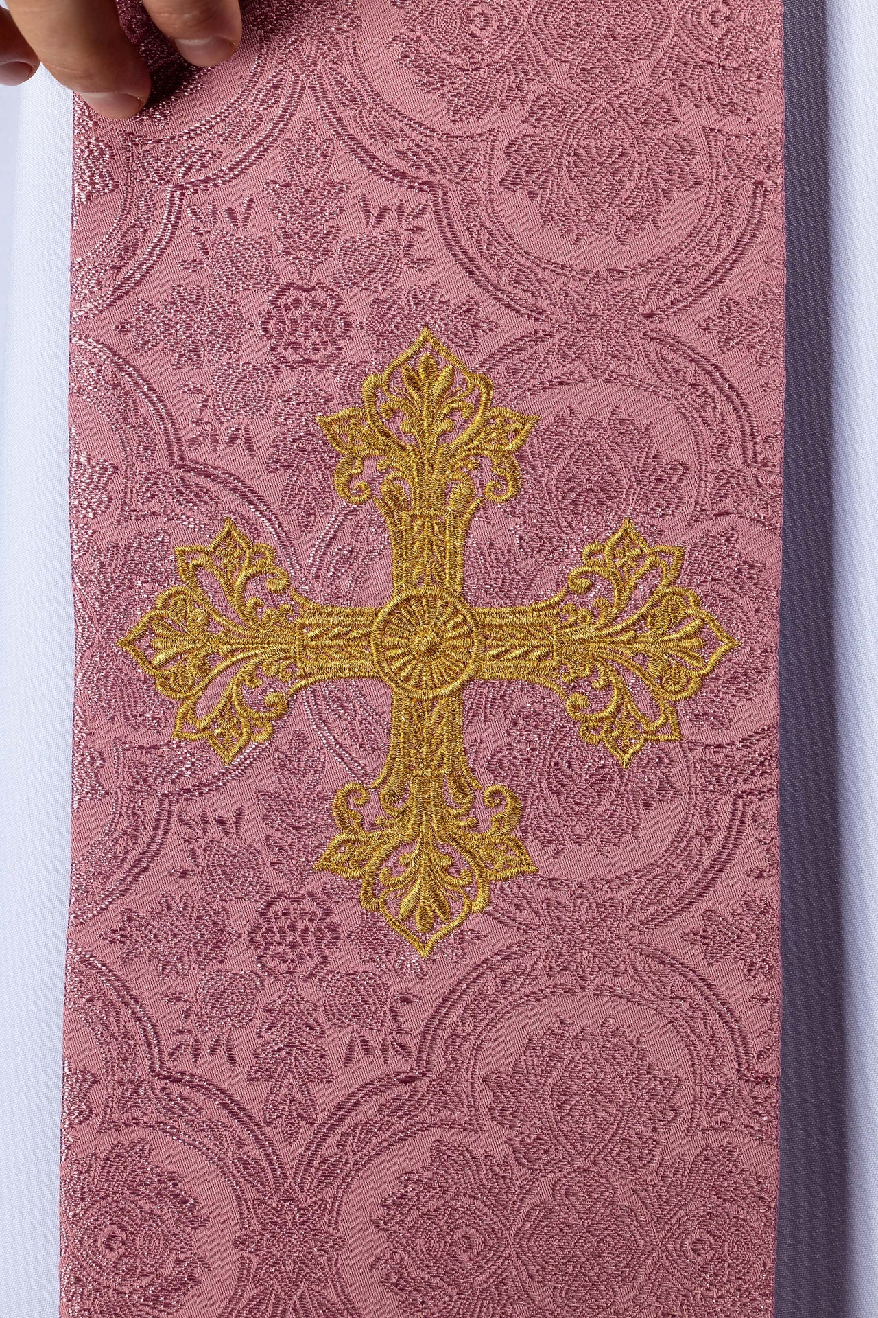 Stuła haftowana z motywem Krzyża różowa tkanina żakardowa - ORNATY.PL