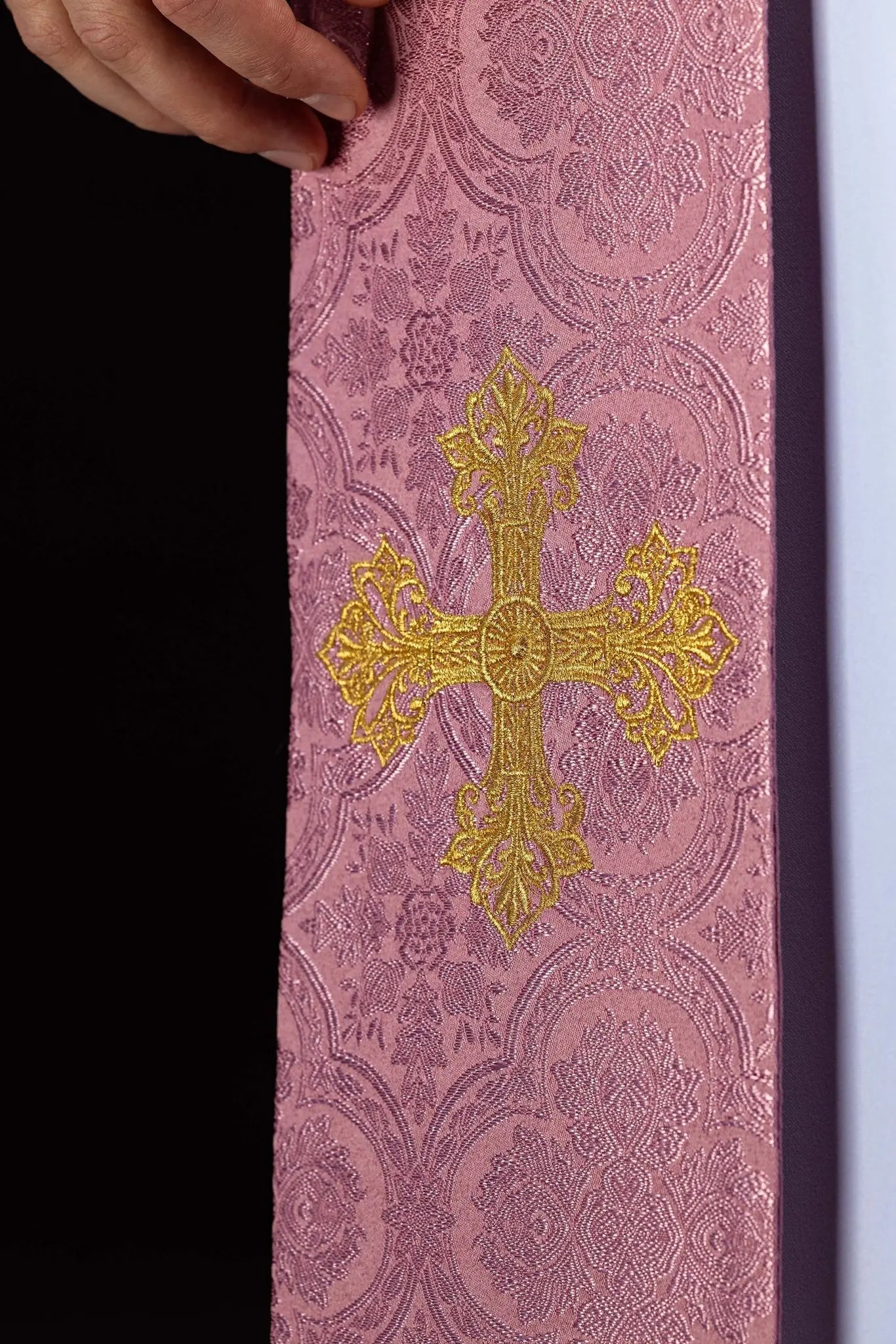 Estola rosa de jacquard con bordado de cruz dorada