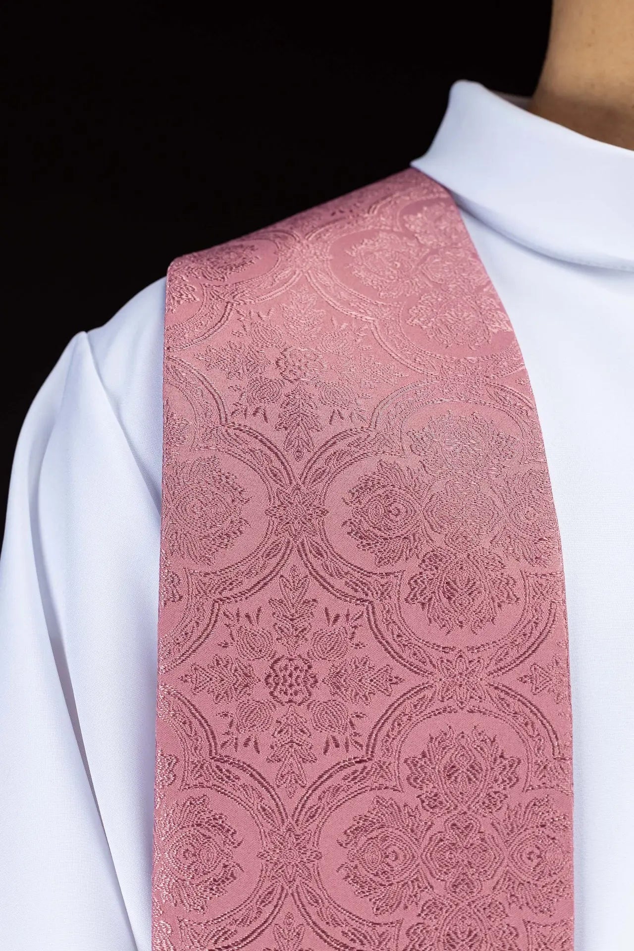 Estola rosa de jacquard con bordado de cruz dorada