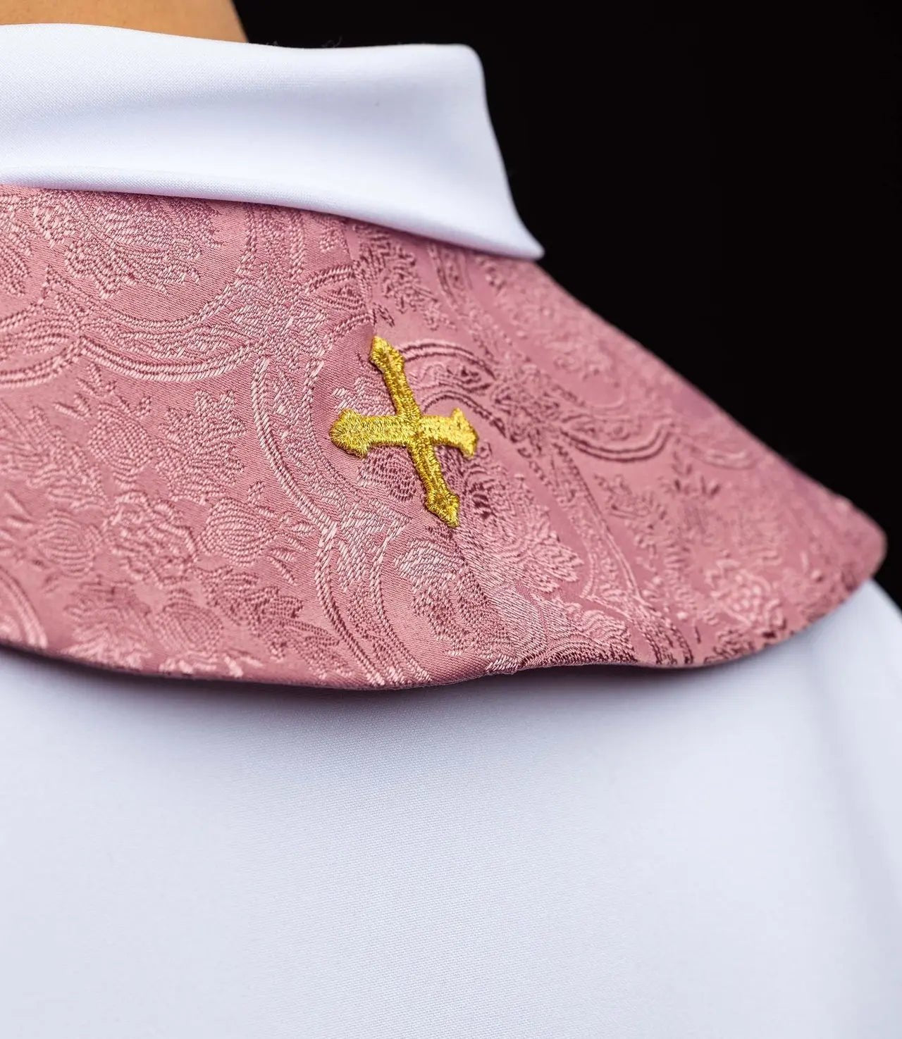 Estola rosa de jacquard con bordado de cruz dorada