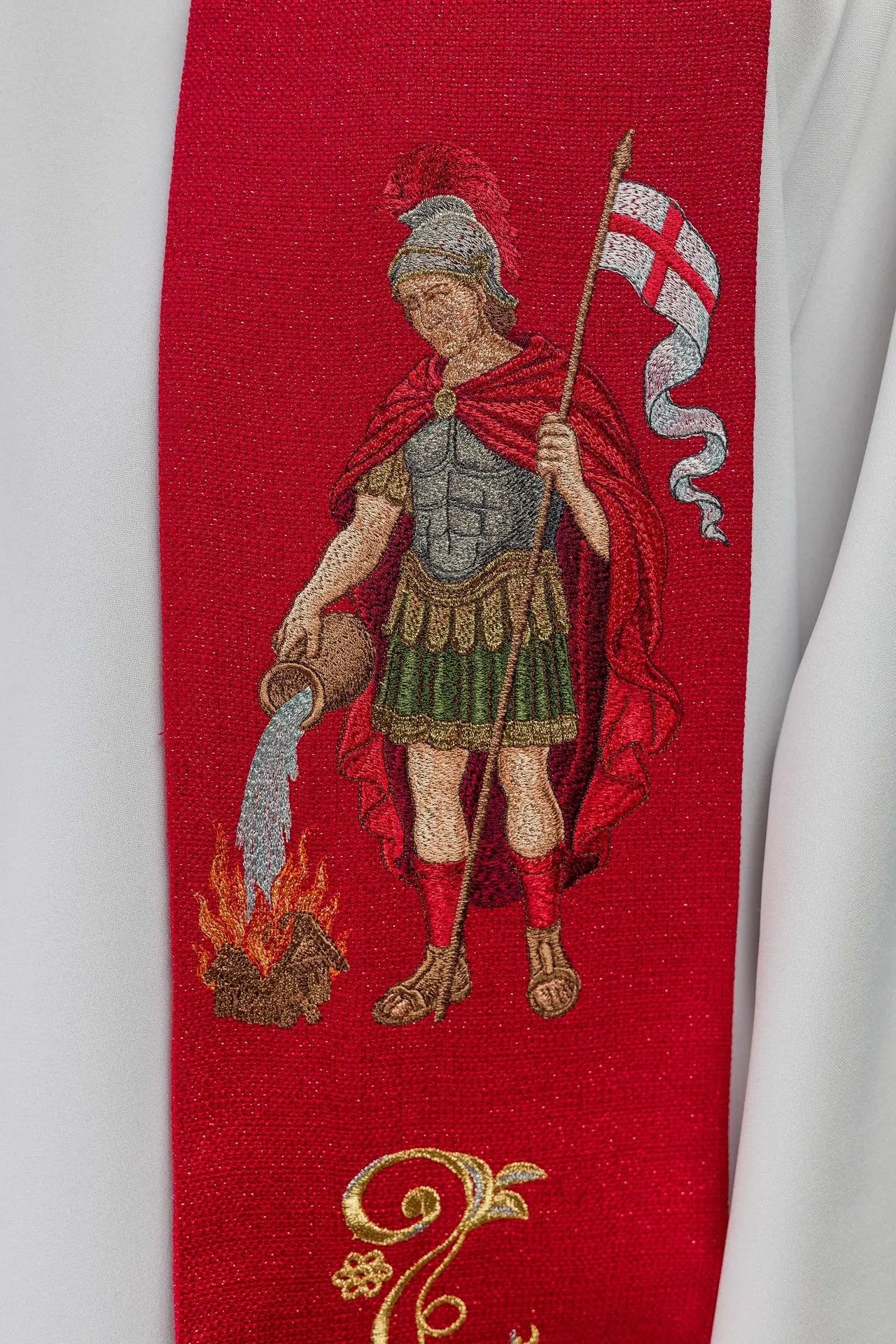 Estola ricamente bordada con la imagen de San Florián