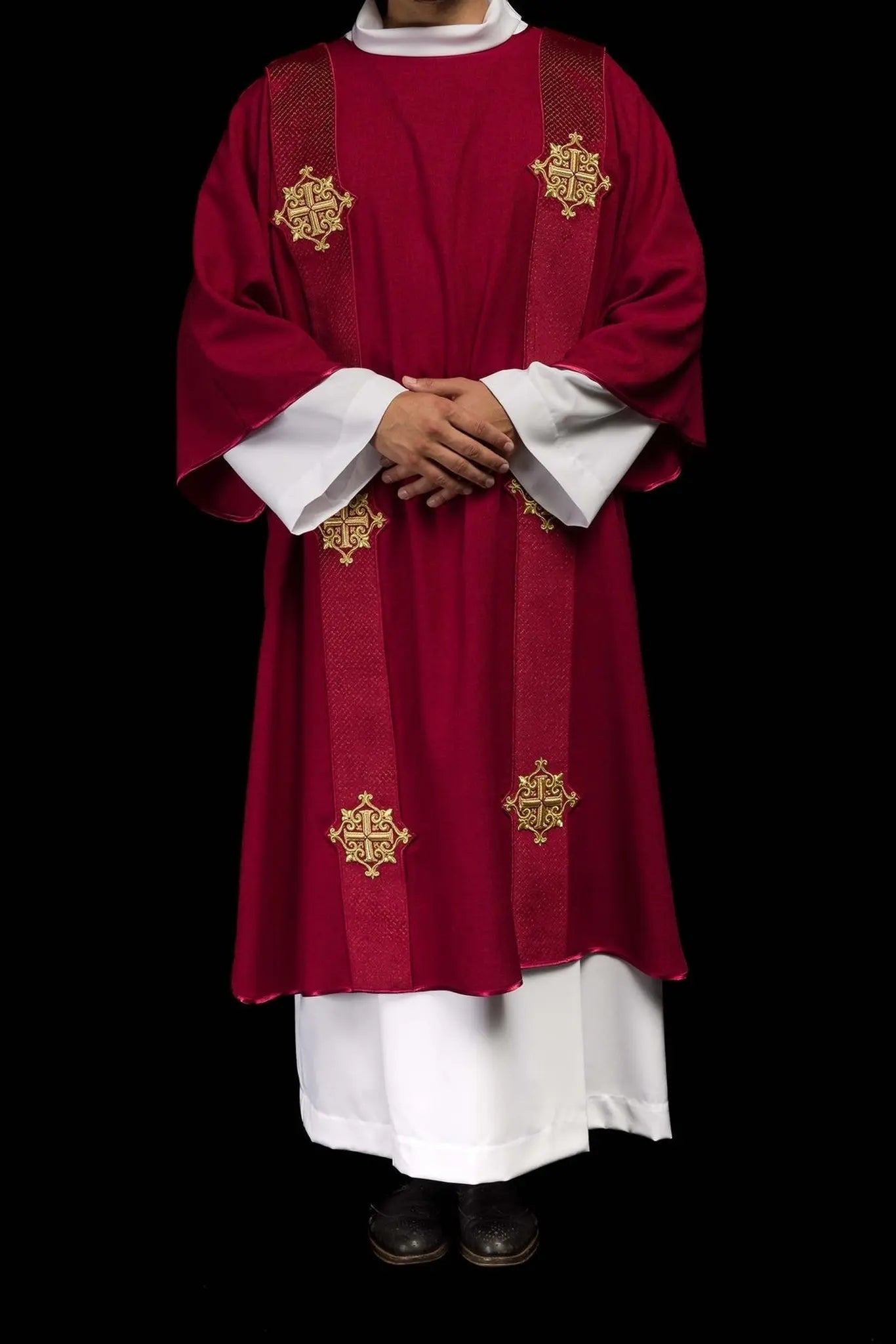 Dalmatica roja con bandas de terciopelo y símbolos de cruz