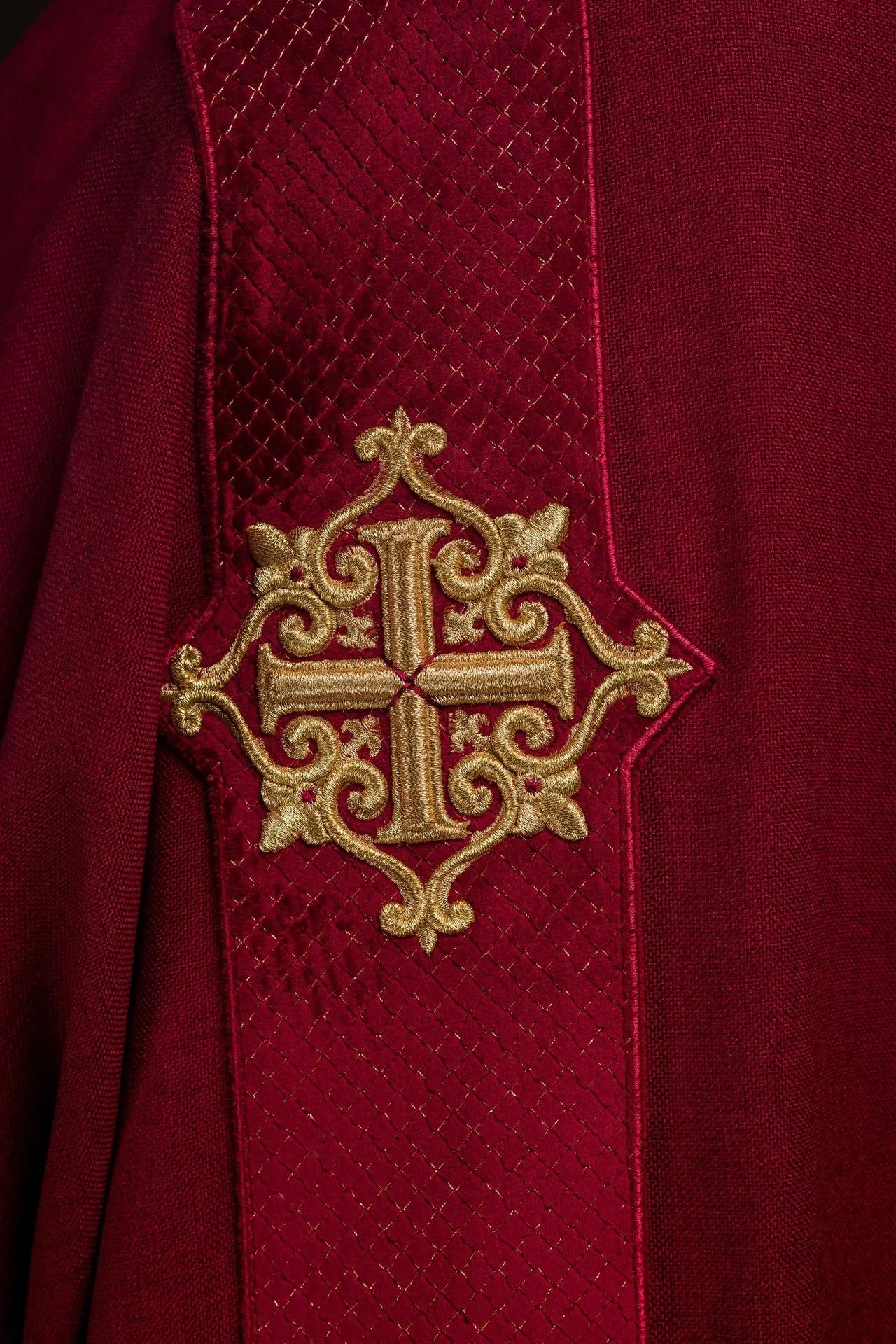 Dalmatica roja con bandas de terciopelo y símbolos de cruz