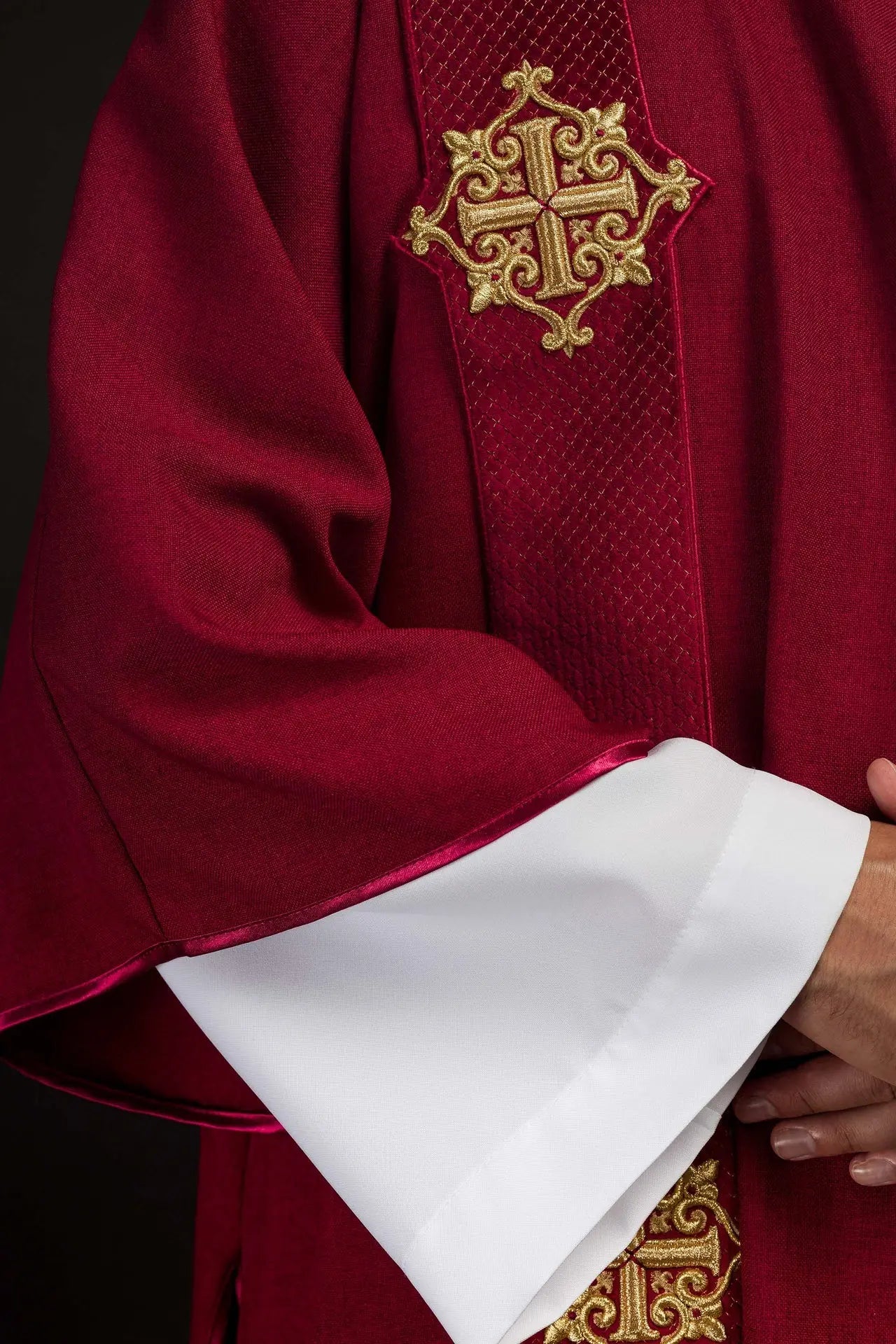 Dalmatica roja con bandas de terciopelo y símbolos de cruz