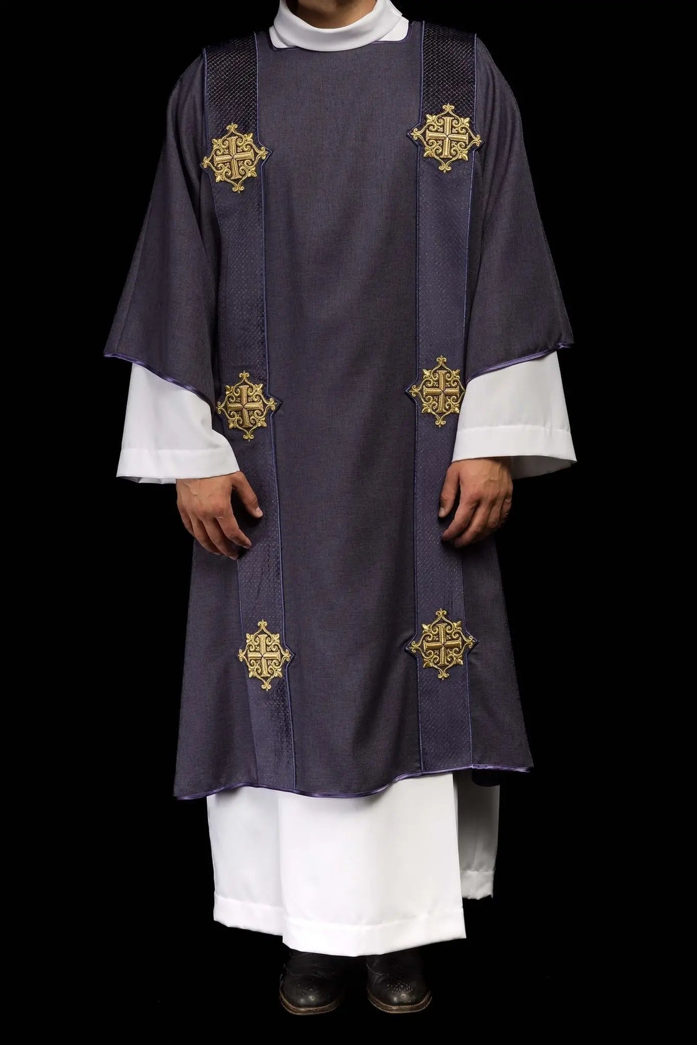 Dalmatica púrpura con bandas de terciopelo y símbolos de cruz