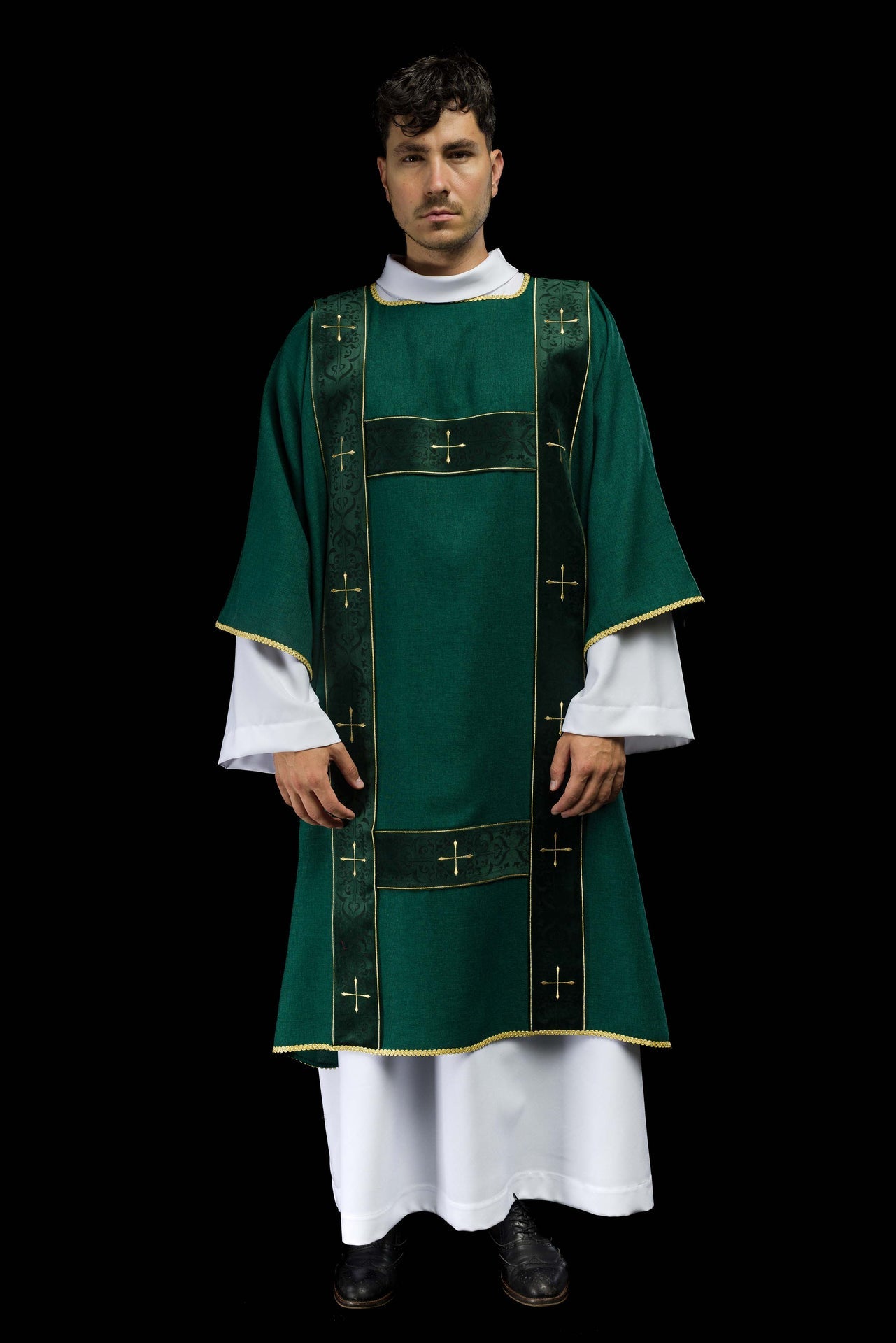 Dalmatyka z aksamitnymi pasami i haftowanymi złotymi krzyżami zielona - ORNATY.PL