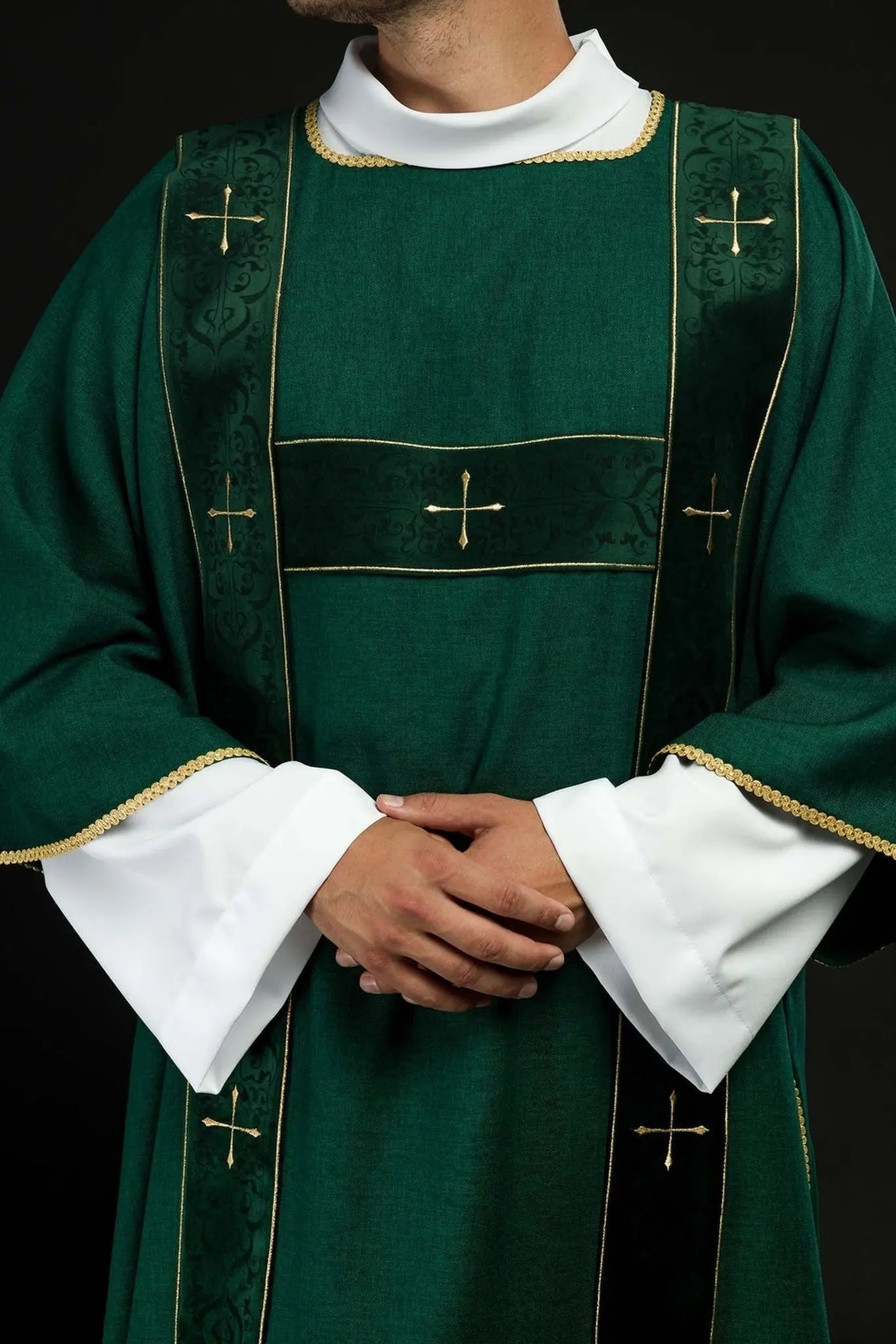 Dalmática verde con franjas de terciopelo y cruces doradas bordadas