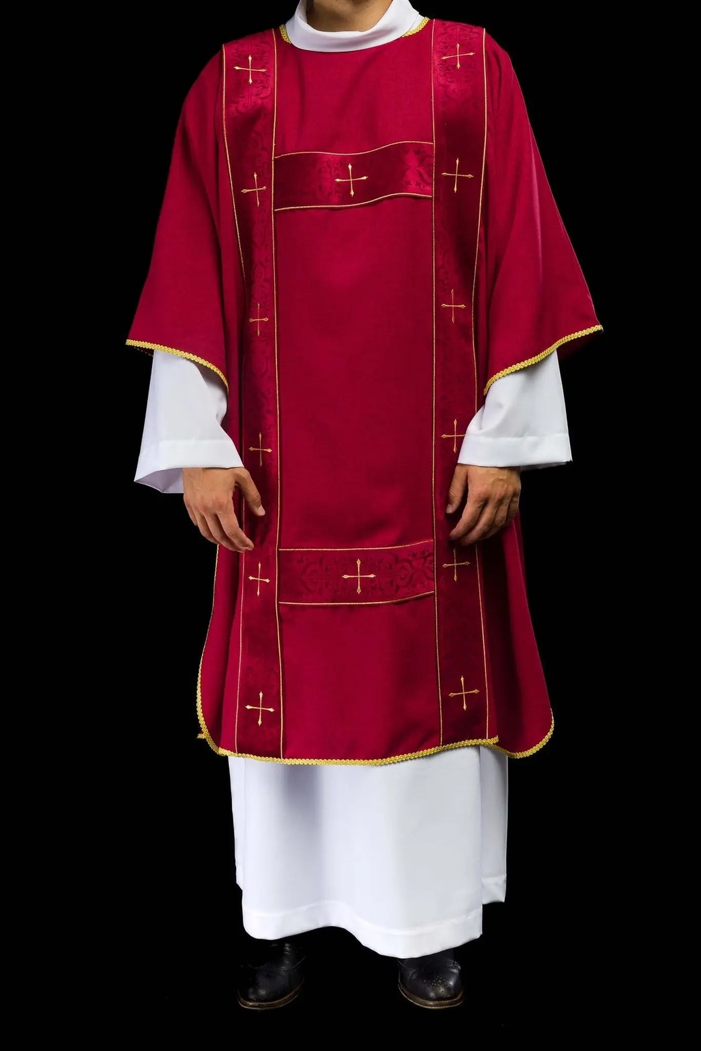 Dalmatica con franjas de terciopelo y cruces doradas bordadas roja