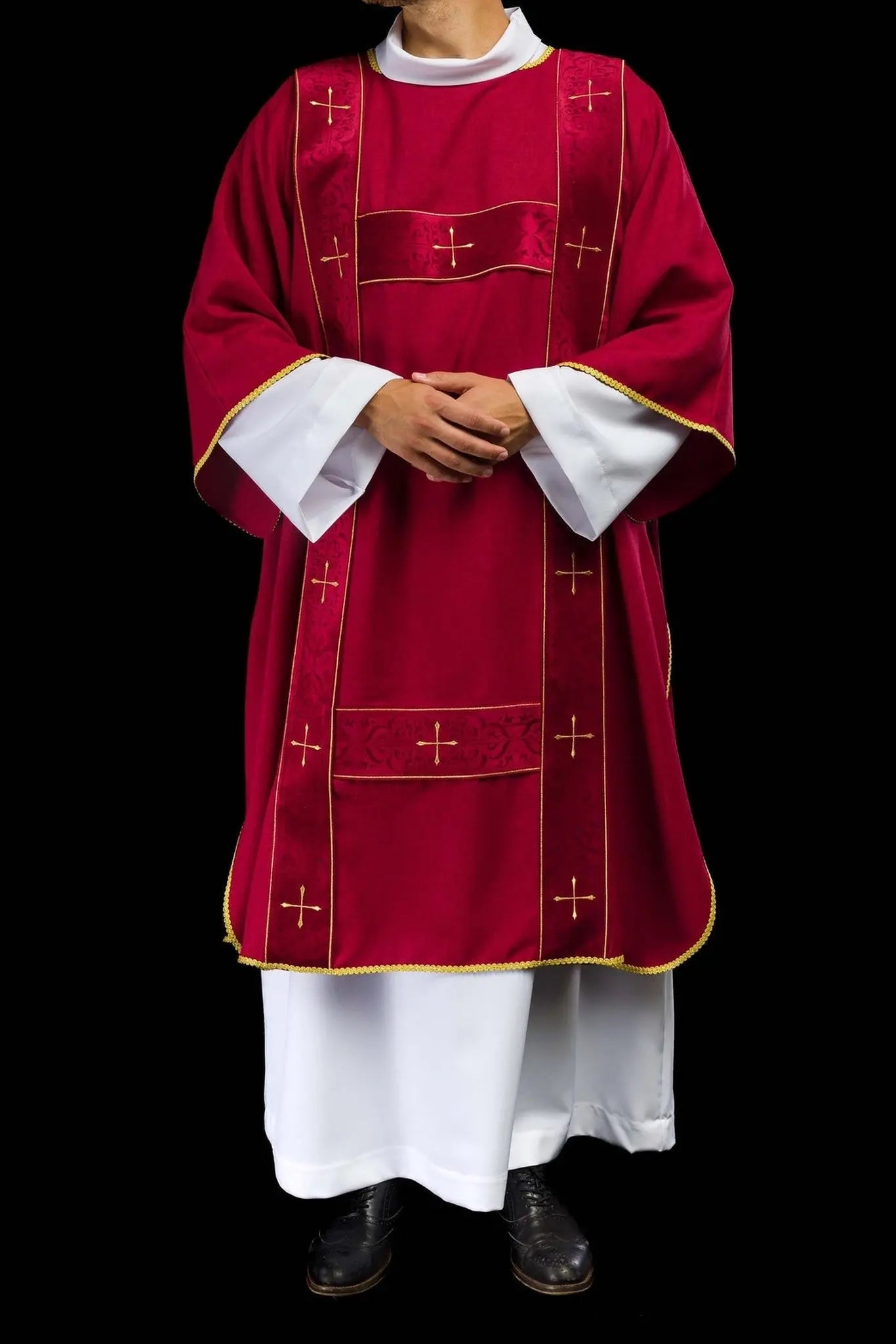 Dalmatica con franjas de terciopelo y cruces doradas bordadas roja