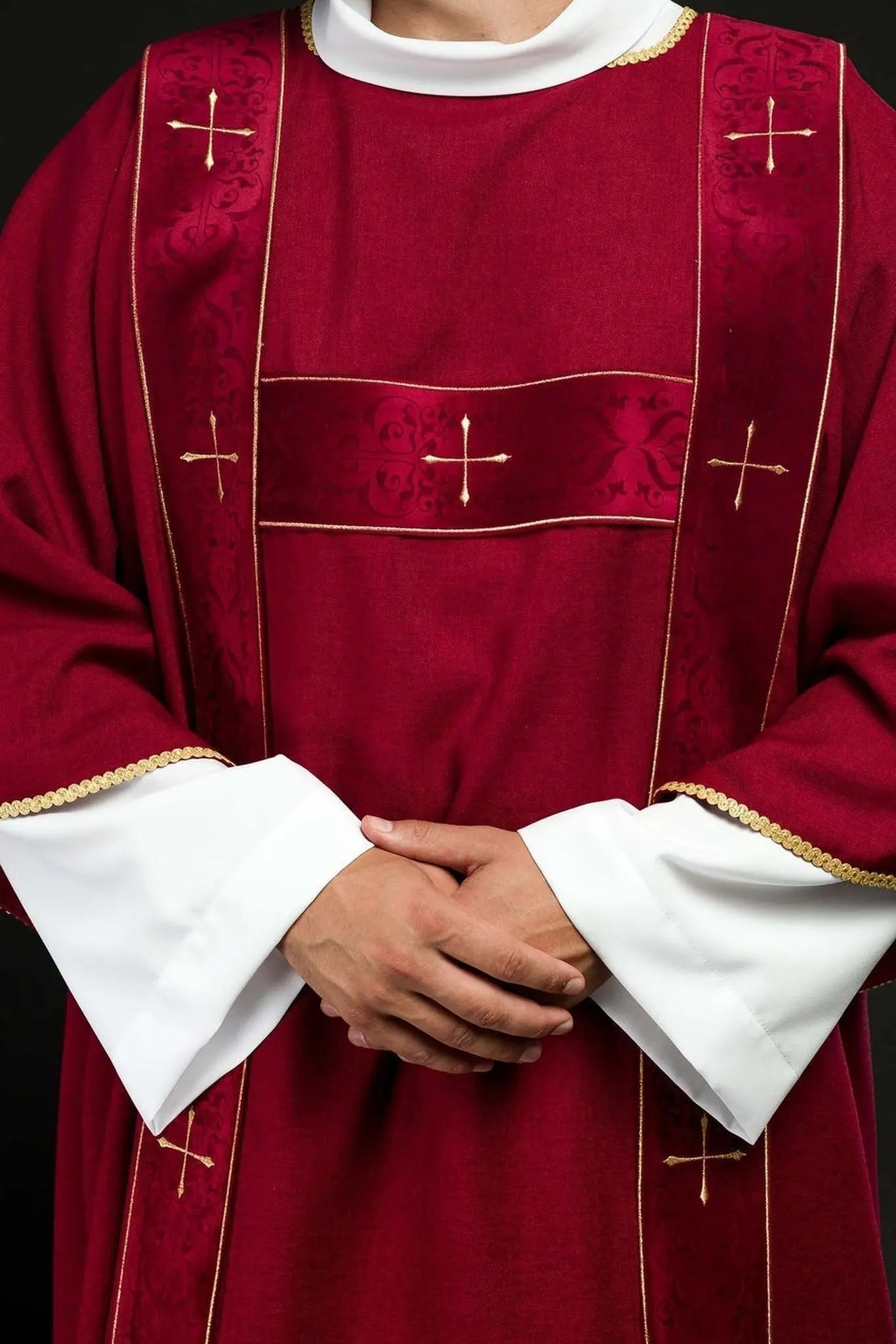 Dalmatica con franjas de terciopelo y cruces doradas bordadas roja