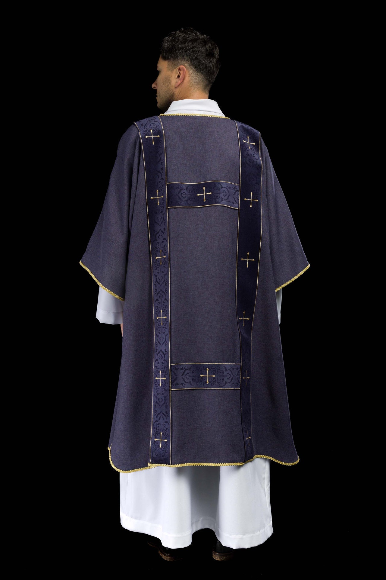 Dalmatyka z aksamitnymi pasami i haftowanymi złotymi krzyżami fioletowa - ORNATY.PL