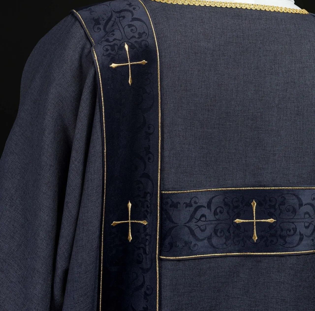 Dalmatica con franjas de terciopelo y cruces doradas bordadas púrpura