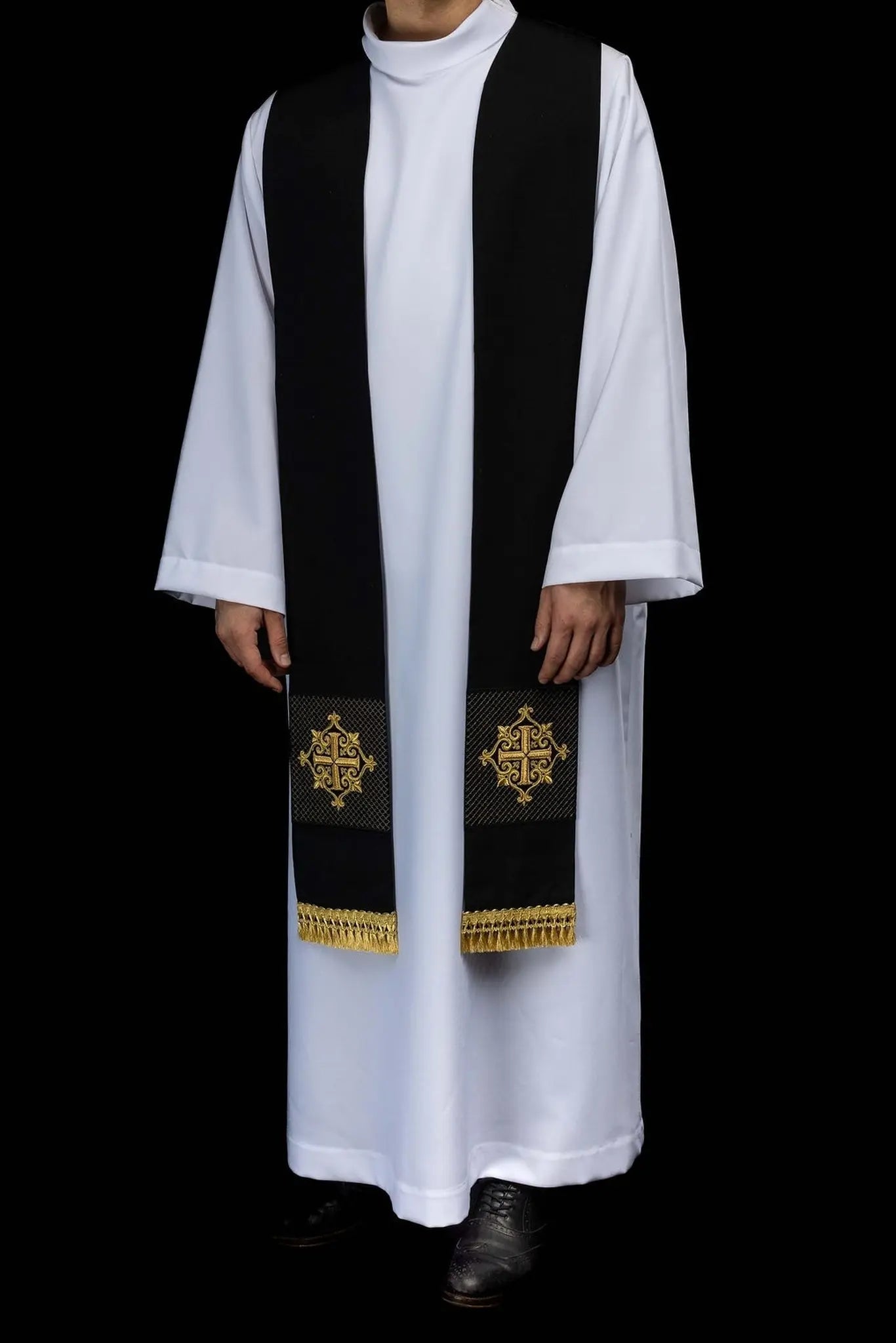 Estola de terciopelo negro con bordado de cruz dorada