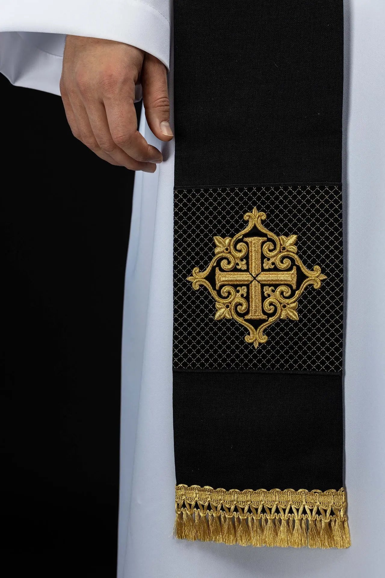 Estola de terciopelo negro con bordado de cruz dorada