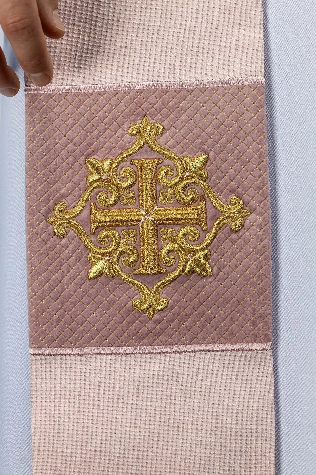Estola de terciopelo rosa con bordado de cruz dorada