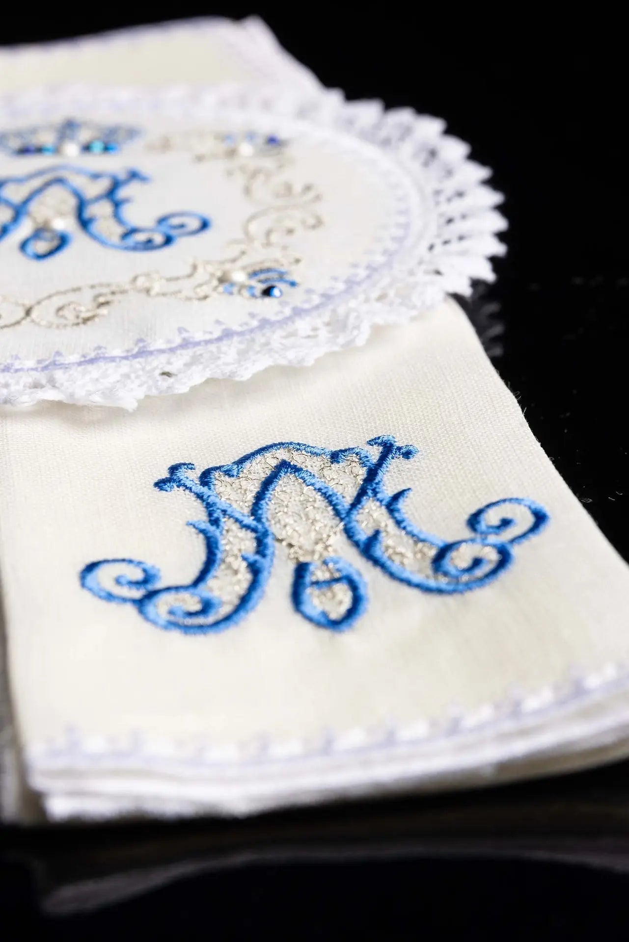 Chalice linen with Marian embroidery