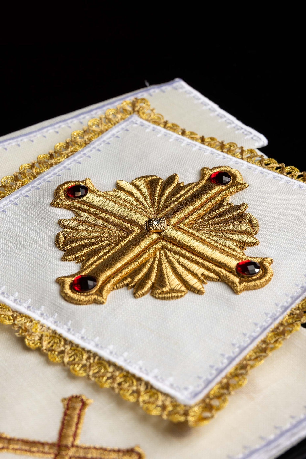 Bogato haftowana bielizna kielichowa z kamieniami. Wykonana z lnu - ORNATY.PL